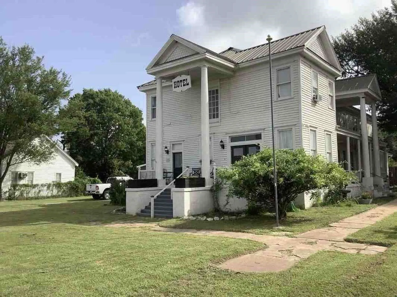 Single Family Residence For Sale in Robertson County , 408 S Railroad Avenue, Calvert, Texas 77837, 10 Bedroom, 6 Bathroom, Garage spaces, 5,196 Sqft, built in 1904, mls#21199060, Real Estate Agent in Calvert, Homes For Sale in Robertson county, Homes For Sale in Calvert, Realtor in Calvert Texas, Real Estate Brokerage Independent Realty Texas, Luminita Cordes Realtor