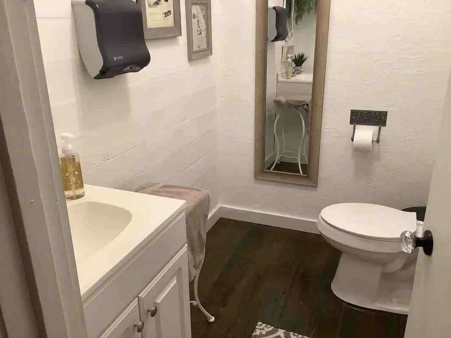 Single Family Residence For Sale in Robertson County , 408 S Railroad Avenue, Calvert, Texas 77837, 10 Bedroom, 6 Bathroom, Garage spaces, 5,196 Sqft, built in 1904, mls#21199060, Real Estate Agent in Calvert, Homes For Sale in Robertson county, Homes For Sale in Calvert, Realtor in Calvert Texas, Real Estate Brokerage Independent Realty Texas, Luminita Cordes Realtor