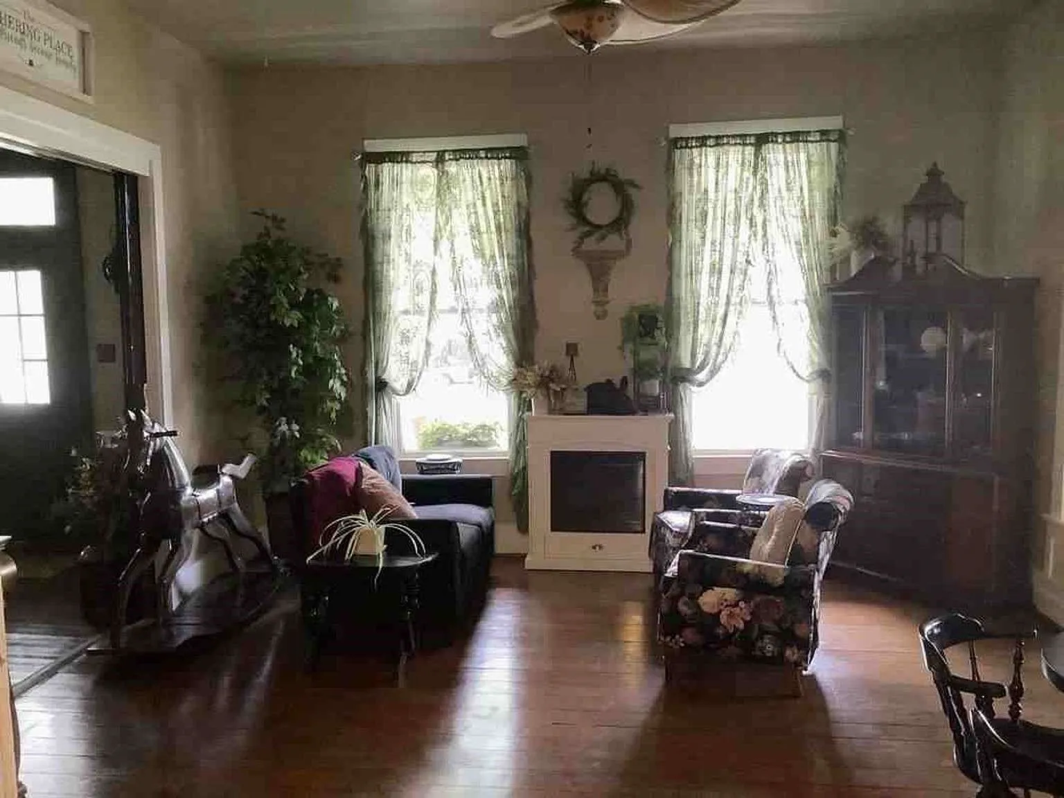 Single Family Residence For Sale in Robertson County , 408 S Railroad Avenue, Calvert, Texas 77837, 10 Bedroom, 6 Bathroom, Garage spaces, 5,196 Sqft, built in 1904, mls#21199060, Real Estate Agent in Calvert, Homes For Sale in Robertson county, Homes For Sale in Calvert, Realtor in Calvert Texas, Real Estate Brokerage Independent Realty Texas, Luminita Cordes Realtor