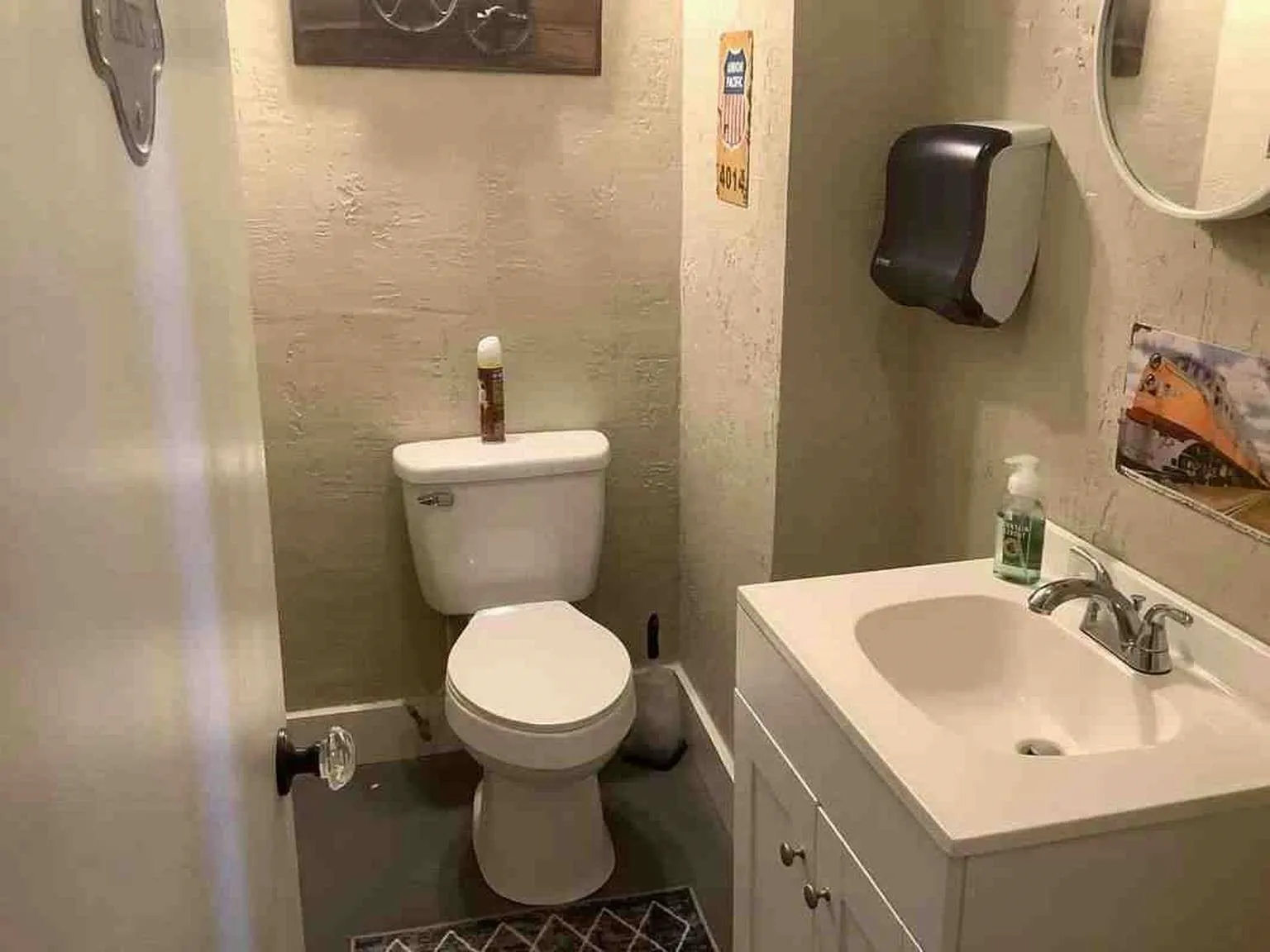 Single Family Residence For Sale in Robertson County , 408 S Railroad Avenue, Calvert, Texas 77837, 10 Bedroom, 6 Bathroom, Garage spaces, 5,196 Sqft, built in 1904, mls#21199060, Real Estate Agent in Calvert, Homes For Sale in Robertson county, Homes For Sale in Calvert, Realtor in Calvert Texas, Real Estate Brokerage Independent Realty Texas, Luminita Cordes Realtor