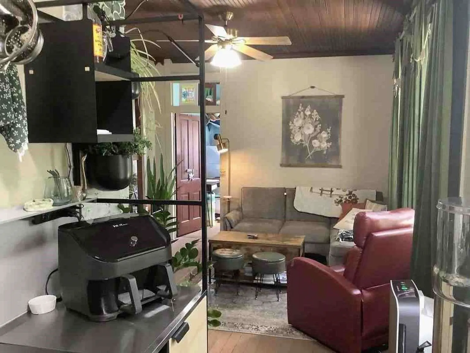 Single Family Residence For Sale in Robertson County , 408 S Railroad Avenue, Calvert, Texas 77837, 10 Bedroom, 6 Bathroom, Garage spaces, 5,196 Sqft, built in 1904, mls#21199060, Real Estate Agent in Calvert, Homes For Sale in Robertson county, Homes For Sale in Calvert, Realtor in Calvert Texas, Real Estate Brokerage Independent Realty Texas, Luminita Cordes Realtor