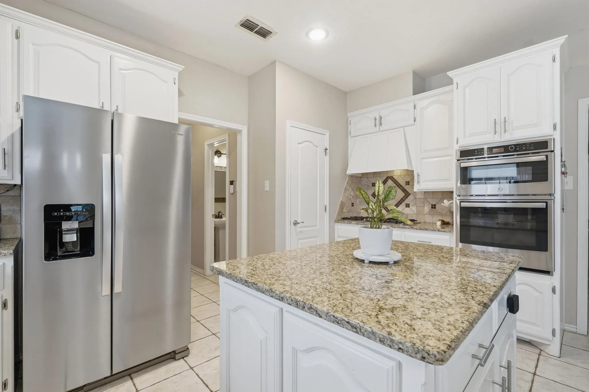 Single Family Residence For Sale in Taylor County , 17 Cherry Hills E, Abilene, Texas 79606, 4 Bedroom, 3 Bathroom, 2 Garage spaces, 2,638 Sqft, built in 1990, mls#21195575, Real Estate Agent in Abilene, Homes For Sale in Taylor county, Homes For Sale in Abilene, Realtor in Abilene Texas, Real Estate Brokerage Independent Realty Texas, Luminita Cordes Realtor