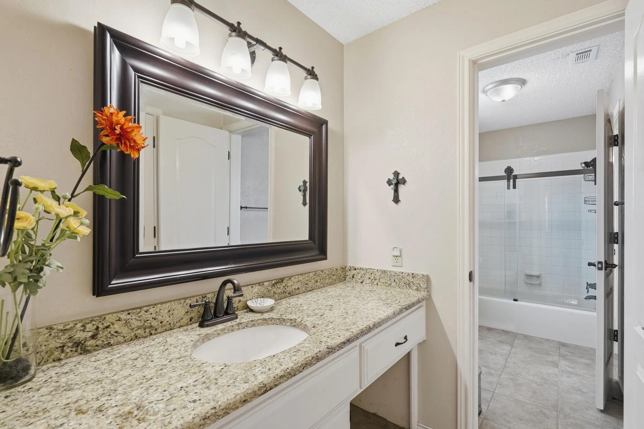 Single Family Residence For Sale in Taylor County , 17 Cherry Hills E, Abilene, Texas 79606, 4 Bedroom, 3 Bathroom, 2 Garage spaces, 2,638 Sqft, built in 1990, mls#21195575, Real Estate Agent in Abilene, Homes For Sale in Taylor county, Homes For Sale in Abilene, Realtor in Abilene Texas, Real Estate Brokerage Independent Realty Texas, Luminita Cordes Realtor