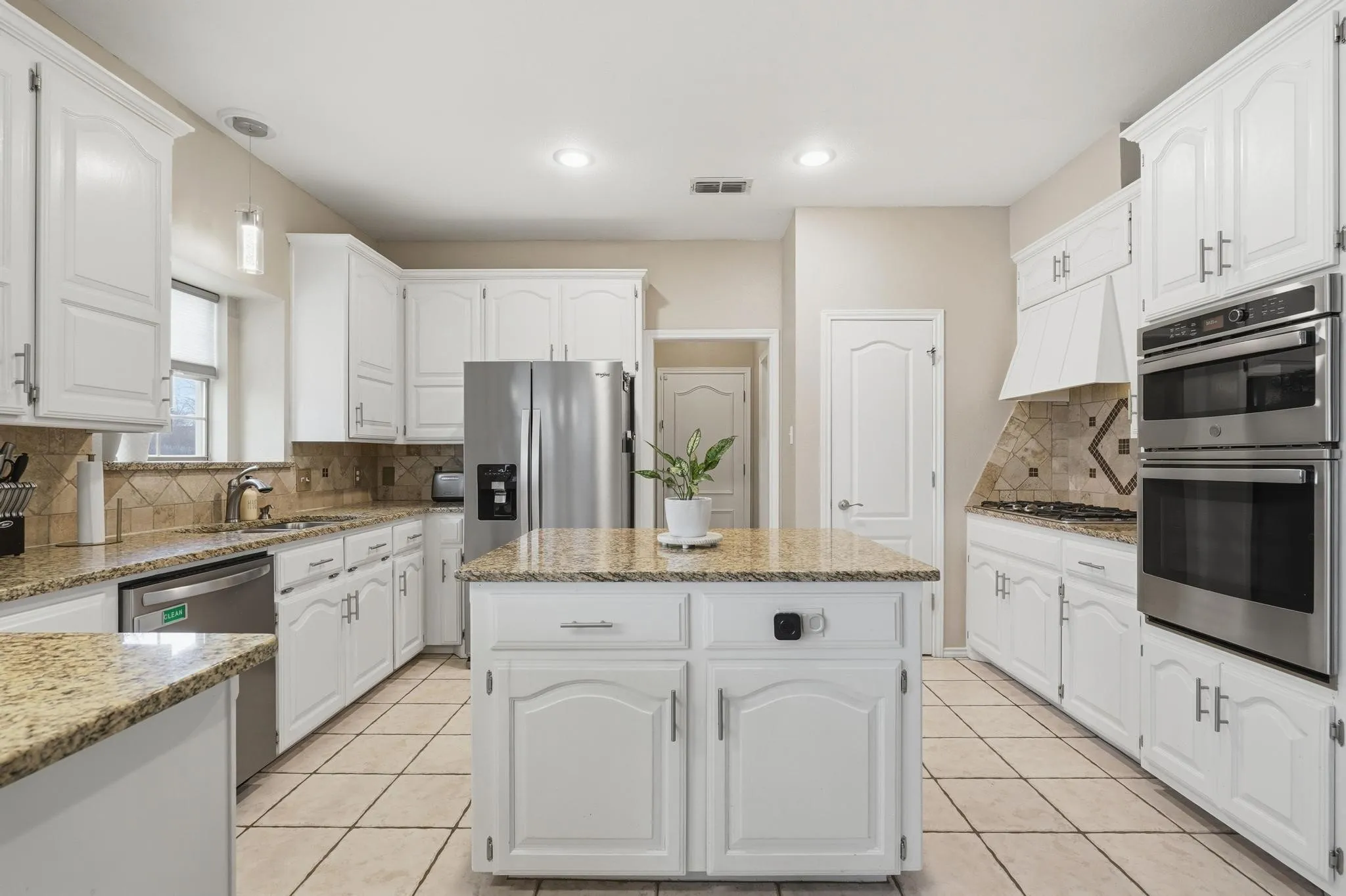 Single Family Residence For Sale in Taylor County , 17 Cherry Hills E, Abilene, Texas 79606, 4 Bedroom, 3 Bathroom, 2 Garage spaces, 2,638 Sqft, built in 1990, mls#21195575, Real Estate Agent in Abilene, Homes For Sale in Taylor county, Homes For Sale in Abilene, Realtor in Abilene Texas, Real Estate Brokerage Independent Realty Texas, Luminita Cordes Realtor