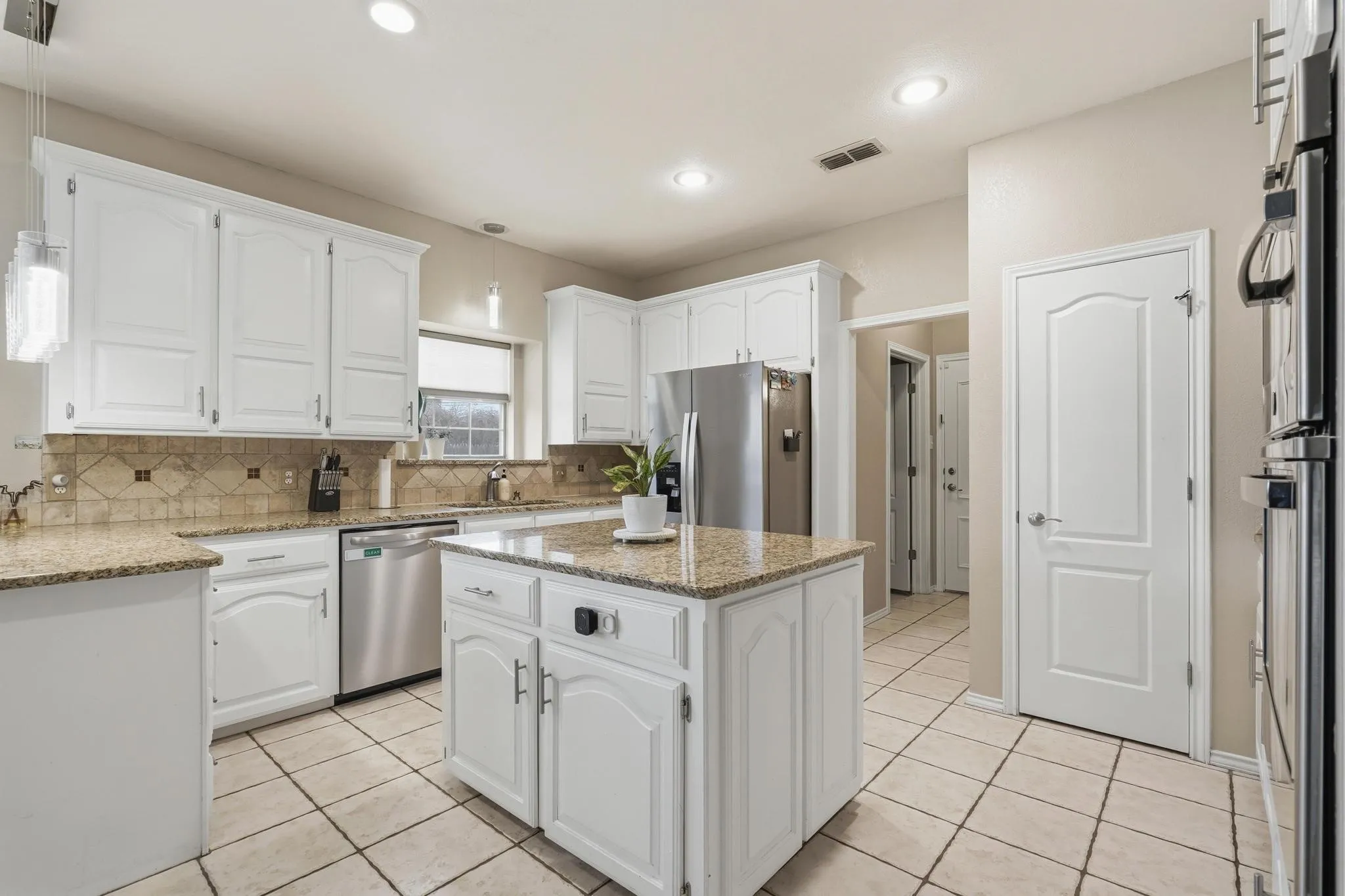 Single Family Residence For Sale in Taylor County , 17 Cherry Hills E, Abilene, Texas 79606, 4 Bedroom, 3 Bathroom, 2 Garage spaces, 2,638 Sqft, built in 1990, mls#21195575, Real Estate Agent in Abilene, Homes For Sale in Taylor county, Homes For Sale in Abilene, Realtor in Abilene Texas, Real Estate Brokerage Independent Realty Texas, Luminita Cordes Realtor