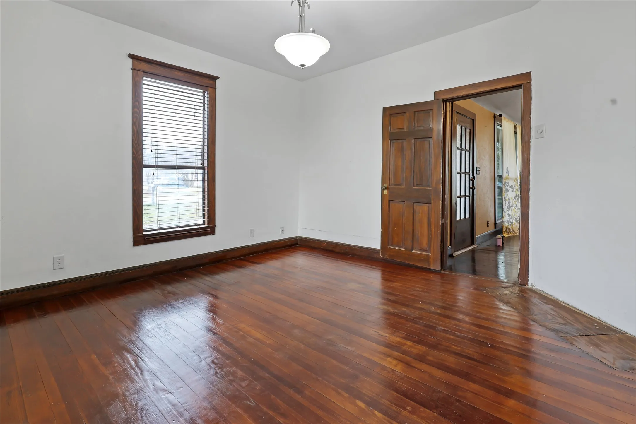 Single Family Residence For Sale in Grayson County , 401 W Maple Street, Whitewright, Texas 75491, 3 Bedroom, 3 Bathroom, 2 Garage spaces, 3,052 Sqft, built in 1900, mls#21199070, Real Estate Agent in Whitewright, Homes For Sale in Grayson county, Homes For Sale in Whitewright, Realtor in Whitewright Texas, Real Estate Brokerage Independent Realty Texas, Luminita Cordes Realtor
