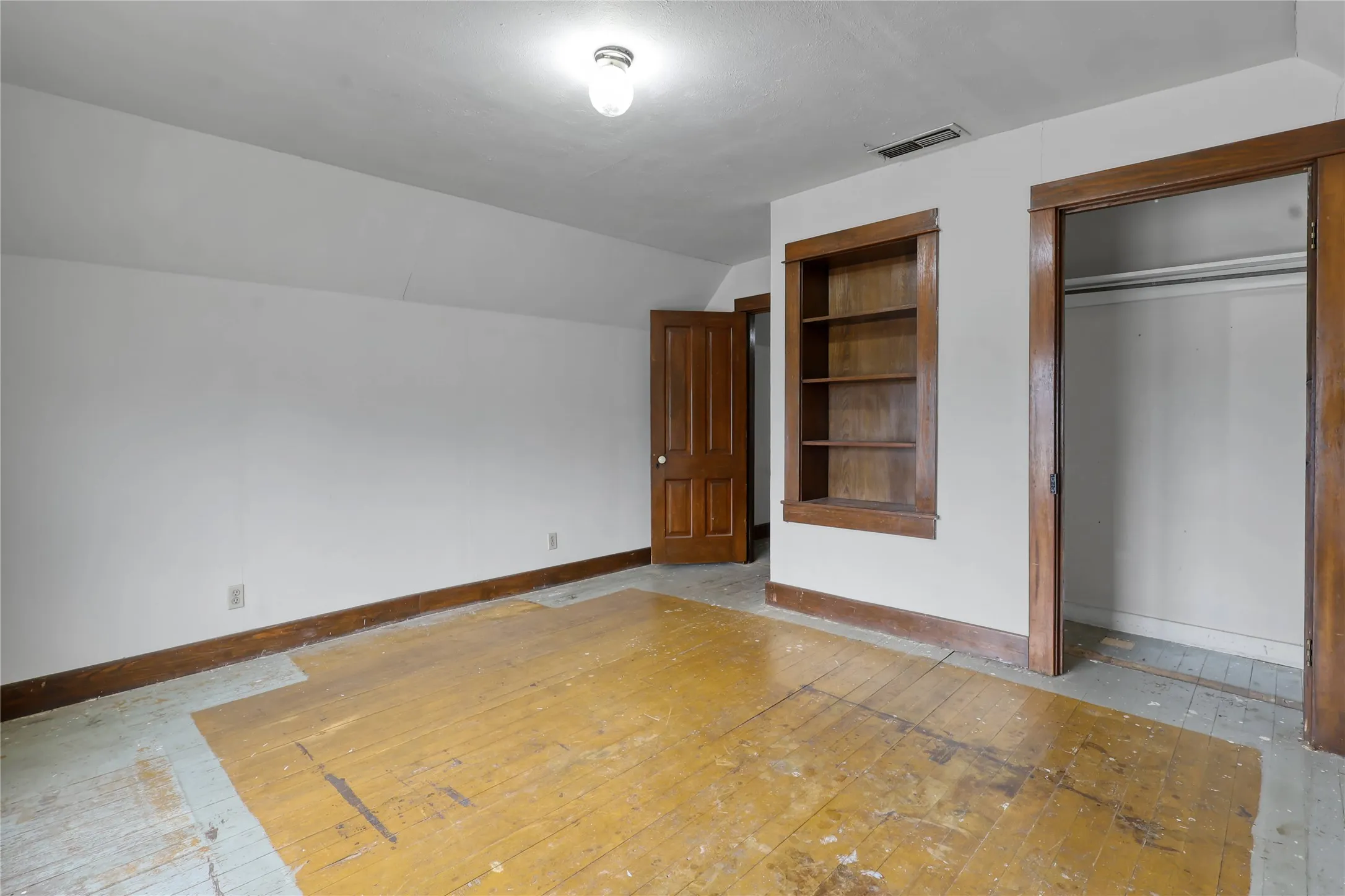 Single Family Residence For Sale in Grayson County , 401 W Maple Street, Whitewright, Texas 75491, 3 Bedroom, 3 Bathroom, 2 Garage spaces, 3,052 Sqft, built in 1900, mls#21199070, Real Estate Agent in Whitewright, Homes For Sale in Grayson county, Homes For Sale in Whitewright, Realtor in Whitewright Texas, Real Estate Brokerage Independent Realty Texas, Luminita Cordes Realtor