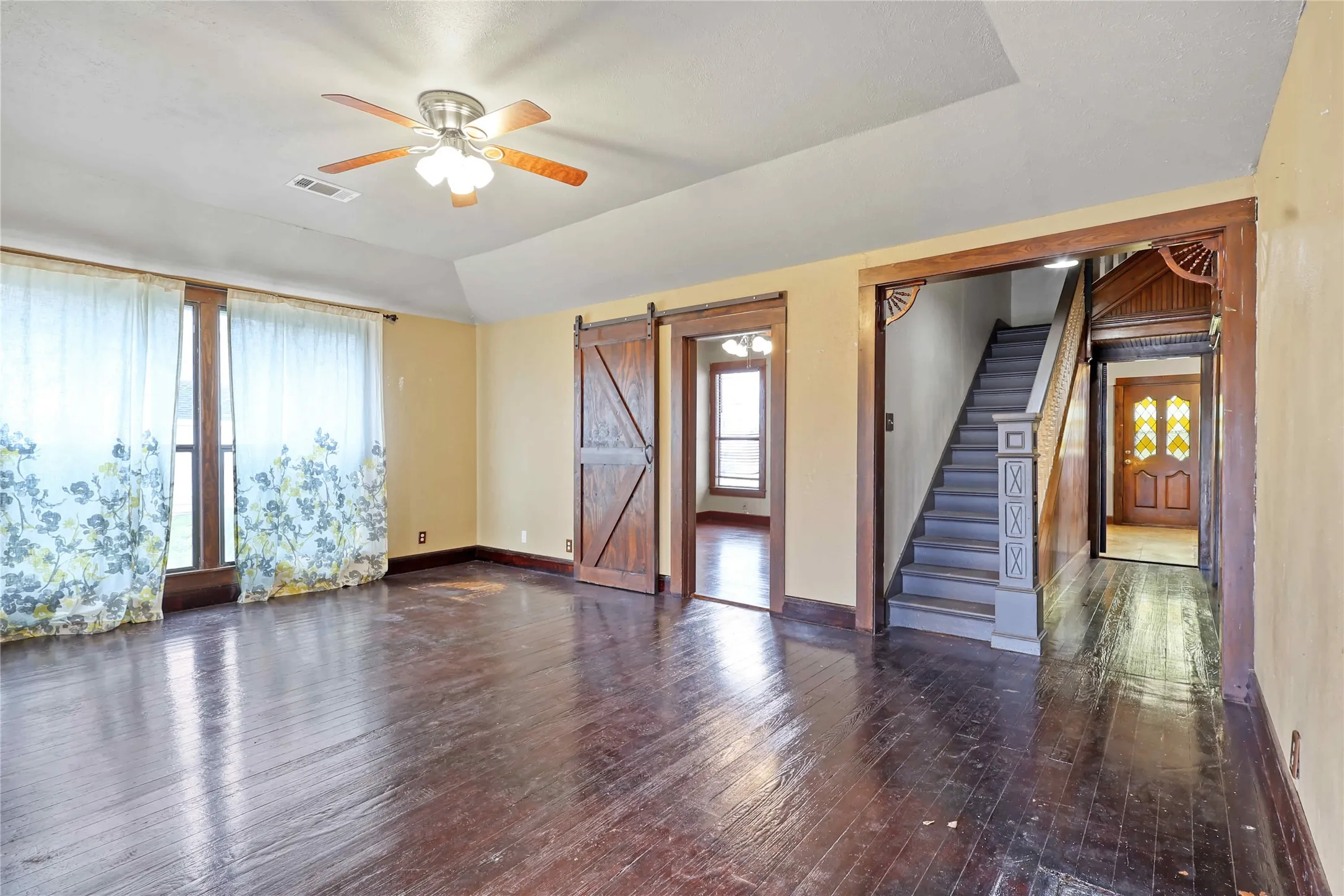 Single Family Residence For Sale in Grayson County , 401 W Maple Street, Whitewright, Texas 75491, 3 Bedroom, 3 Bathroom, 2 Garage spaces, 3,052 Sqft, built in 1900, mls#21199070, Real Estate Agent in Whitewright, Homes For Sale in Grayson county, Homes For Sale in Whitewright, Realtor in Whitewright Texas, Real Estate Brokerage Independent Realty Texas, Luminita Cordes Realtor