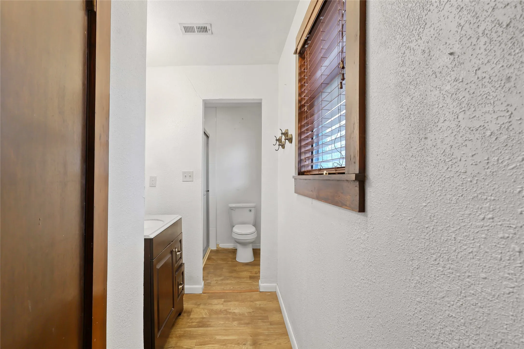 Single Family Residence For Sale in Grayson County , 401 W Maple Street, Whitewright, Texas 75491, 3 Bedroom, 3 Bathroom, 2 Garage spaces, 3,052 Sqft, built in 1900, mls#21199070, Real Estate Agent in Whitewright, Homes For Sale in Grayson county, Homes For Sale in Whitewright, Realtor in Whitewright Texas, Real Estate Brokerage Independent Realty Texas, Luminita Cordes Realtor