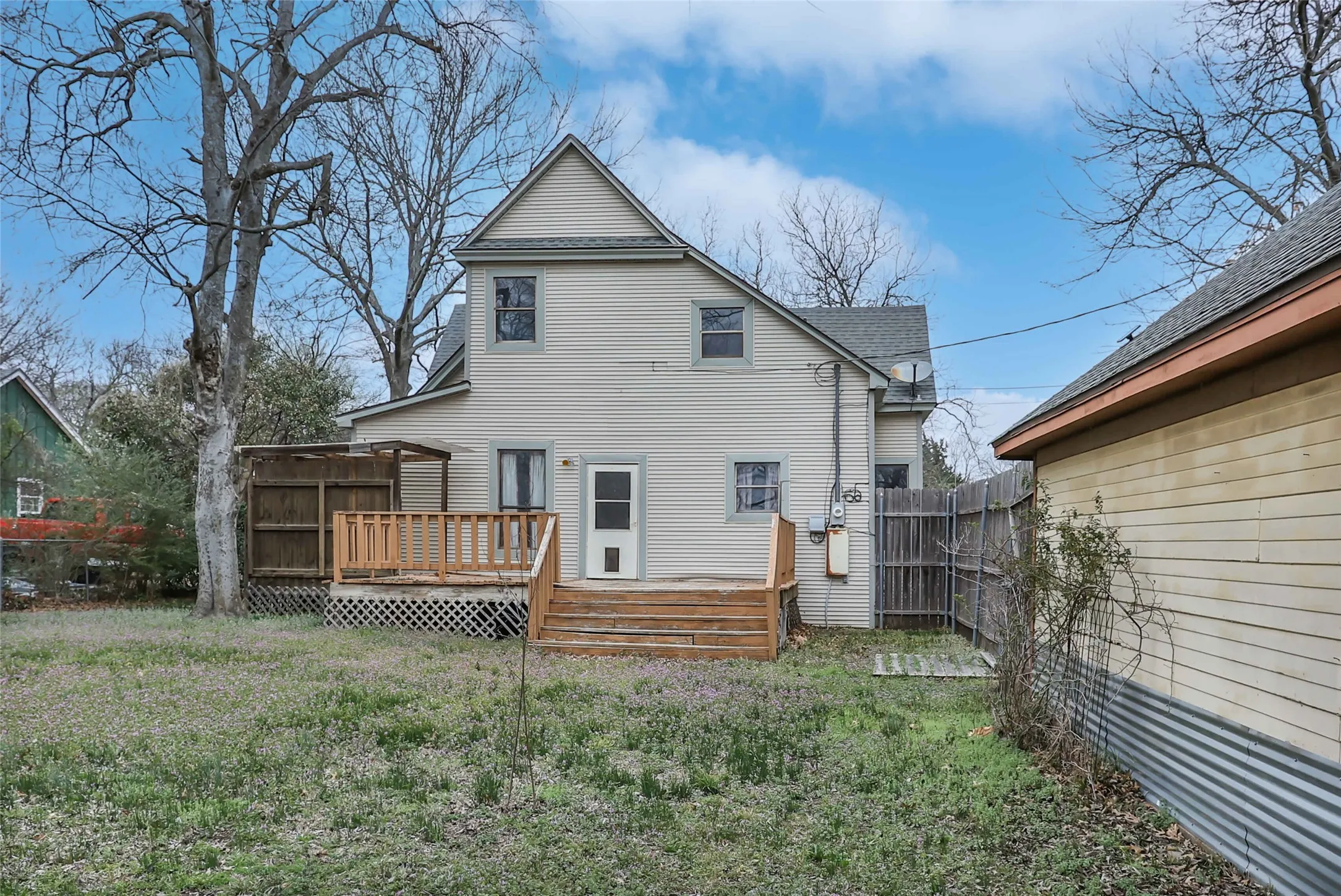 Single Family Residence For Sale in Grayson County , 401 W Maple Street, Whitewright, Texas 75491, 3 Bedroom, 3 Bathroom, 2 Garage spaces, 3,052 Sqft, built in 1900, mls#21199070, Real Estate Agent in Whitewright, Homes For Sale in Grayson county, Homes For Sale in Whitewright, Realtor in Whitewright Texas, Real Estate Brokerage Independent Realty Texas, Luminita Cordes Realtor
