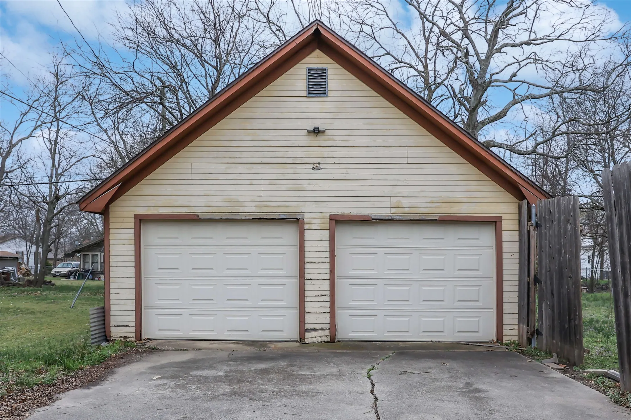 Single Family Residence For Sale in Grayson County , 401 W Maple Street, Whitewright, Texas 75491, 3 Bedroom, 3 Bathroom, 2 Garage spaces, 3,052 Sqft, built in 1900, mls#21199070, Real Estate Agent in Whitewright, Homes For Sale in Grayson county, Homes For Sale in Whitewright, Realtor in Whitewright Texas, Real Estate Brokerage Independent Realty Texas, Luminita Cordes Realtor