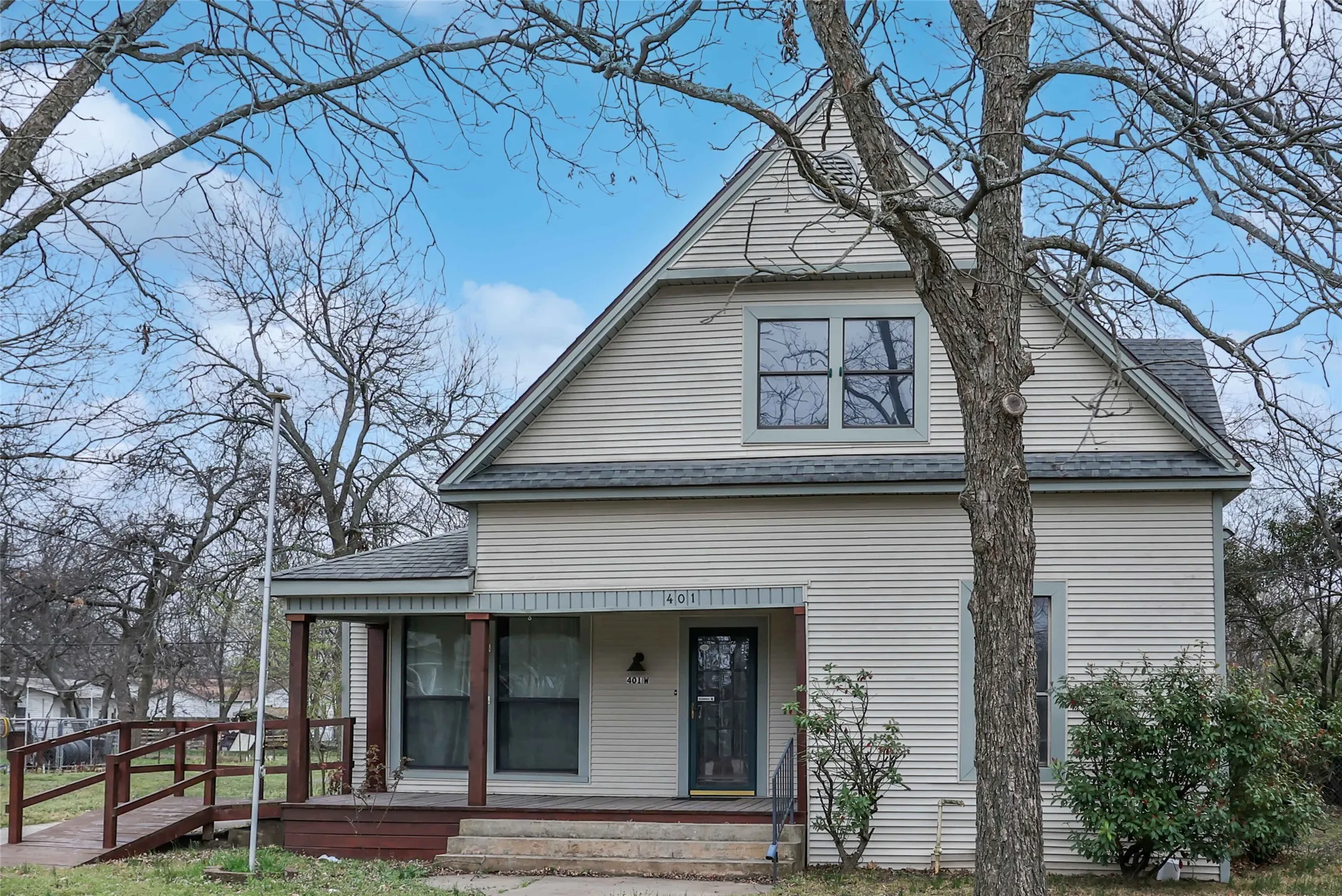 Single Family Residence For Sale in Grayson County , 401 W Maple Street, Whitewright, Texas 75491, 3 Bedroom, 3 Bathroom, 2 Garage spaces, 3,052 Sqft, built in 1900, mls#21199070, Real Estate Agent in Whitewright, Homes For Sale in Grayson county, Homes For Sale in Whitewright, Realtor in Whitewright Texas, Real Estate Brokerage Independent Realty Texas, Luminita Cordes Realtor