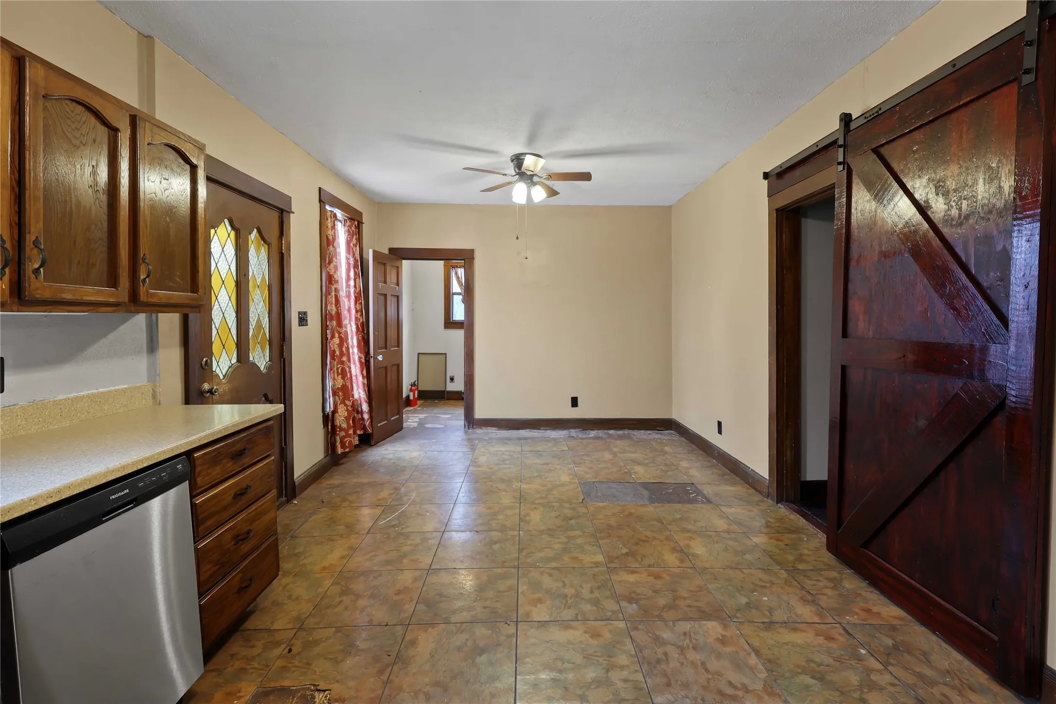 Single Family Residence For Sale in Grayson County , 401 W Maple Street, Whitewright, Texas 75491, 3 Bedroom, 3 Bathroom, 2 Garage spaces, 3,052 Sqft, built in 1900, mls#21199070, Real Estate Agent in Whitewright, Homes For Sale in Grayson county, Homes For Sale in Whitewright, Realtor in Whitewright Texas, Real Estate Brokerage Independent Realty Texas, Luminita Cordes Realtor