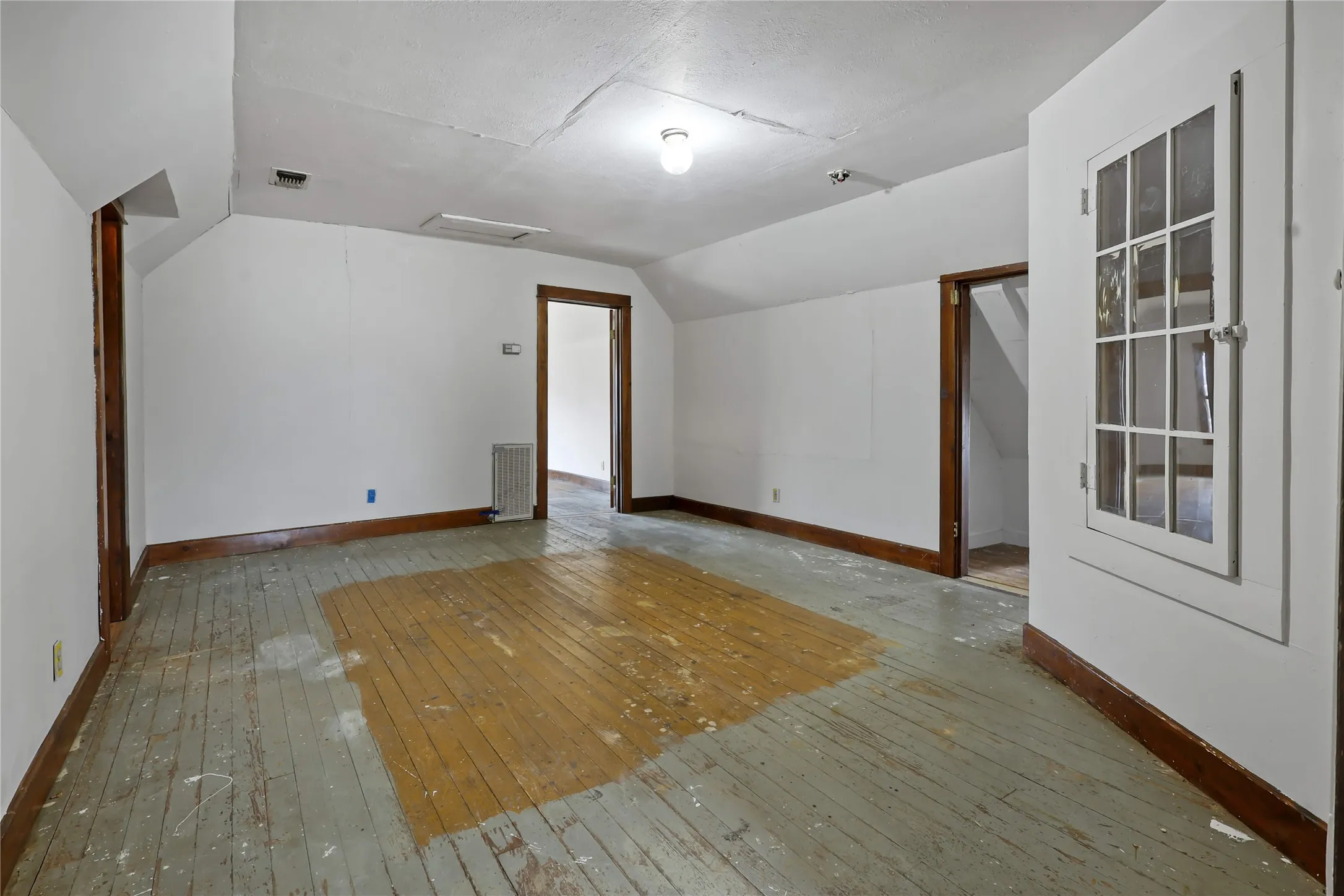 Single Family Residence For Sale in Grayson County , 401 W Maple Street, Whitewright, Texas 75491, 3 Bedroom, 3 Bathroom, 2 Garage spaces, 3,052 Sqft, built in 1900, mls#21199070, Real Estate Agent in Whitewright, Homes For Sale in Grayson county, Homes For Sale in Whitewright, Realtor in Whitewright Texas, Real Estate Brokerage Independent Realty Texas, Luminita Cordes Realtor