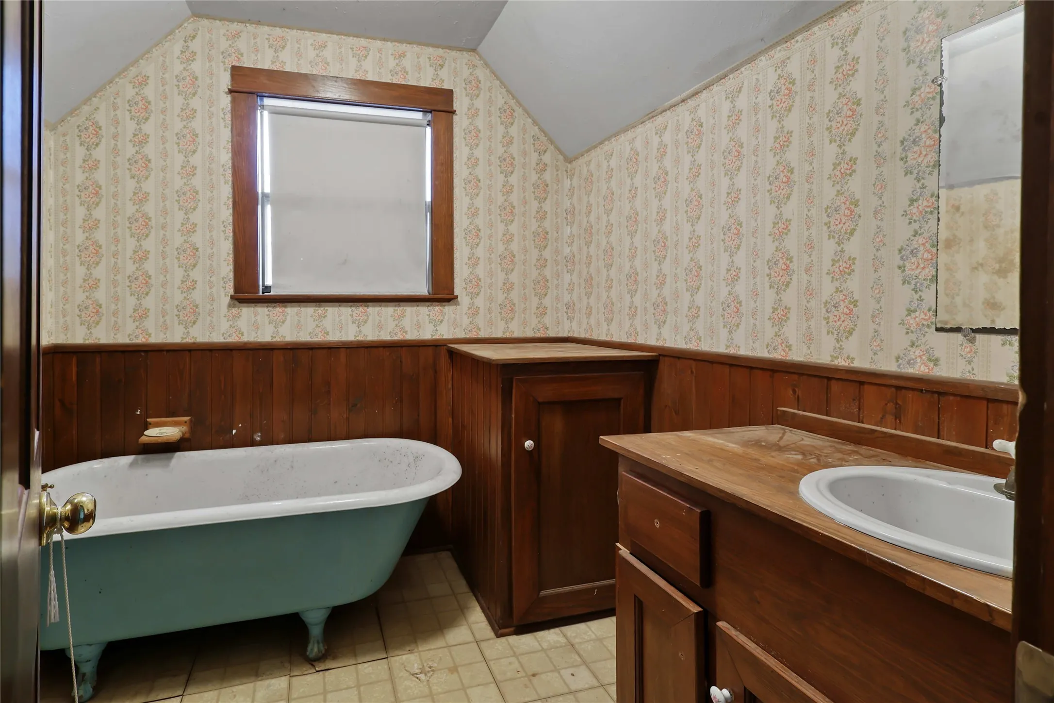 Single Family Residence For Sale in Grayson County , 401 W Maple Street, Whitewright, Texas 75491, 3 Bedroom, 3 Bathroom, 2 Garage spaces, 3,052 Sqft, built in 1900, mls#21199070, Real Estate Agent in Whitewright, Homes For Sale in Grayson county, Homes For Sale in Whitewright, Realtor in Whitewright Texas, Real Estate Brokerage Independent Realty Texas, Luminita Cordes Realtor