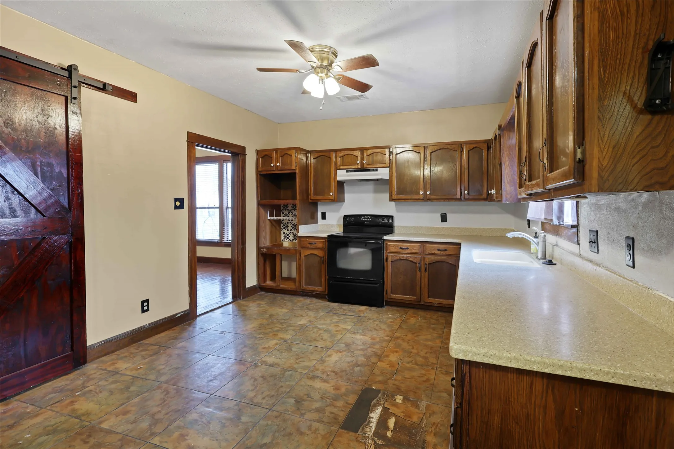 Single Family Residence For Sale in Grayson County , 401 W Maple Street, Whitewright, Texas 75491, 3 Bedroom, 3 Bathroom, 2 Garage spaces, 3,052 Sqft, built in 1900, mls#21199070, Real Estate Agent in Whitewright, Homes For Sale in Grayson county, Homes For Sale in Whitewright, Realtor in Whitewright Texas, Real Estate Brokerage Independent Realty Texas, Luminita Cordes Realtor