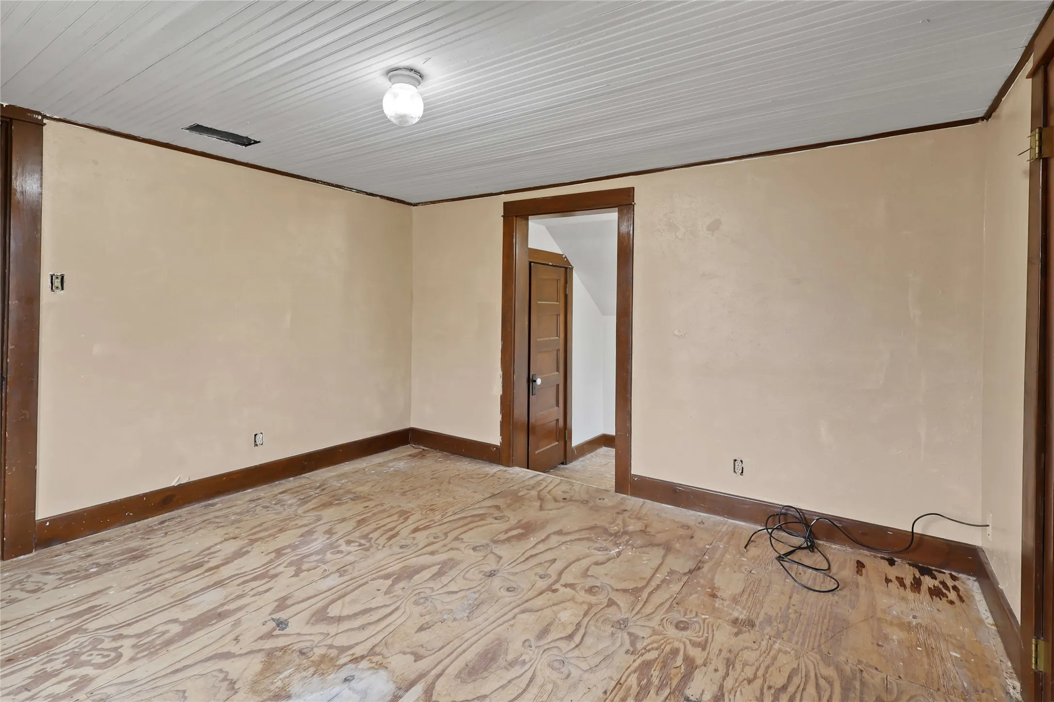 Single Family Residence For Sale in Grayson County , 401 W Maple Street, Whitewright, Texas 75491, 3 Bedroom, 3 Bathroom, 2 Garage spaces, 3,052 Sqft, built in 1900, mls#21199070, Real Estate Agent in Whitewright, Homes For Sale in Grayson county, Homes For Sale in Whitewright, Realtor in Whitewright Texas, Real Estate Brokerage Independent Realty Texas, Luminita Cordes Realtor
