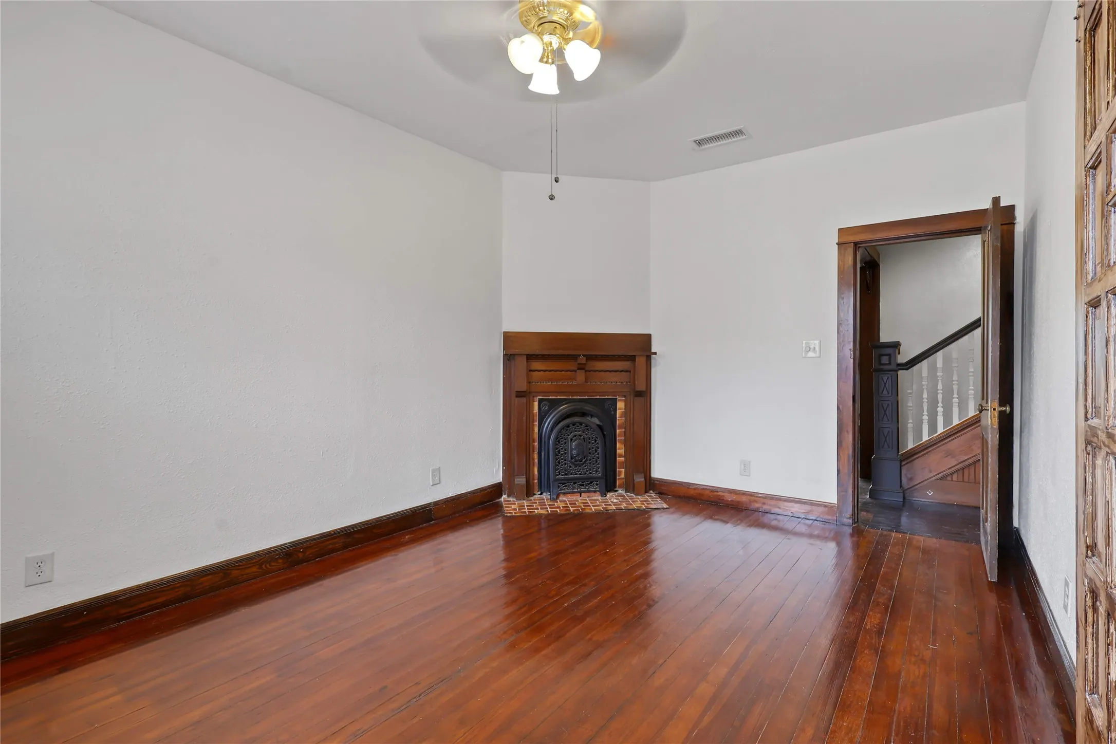 Single Family Residence For Sale in Grayson County , 401 W Maple Street, Whitewright, Texas 75491, 3 Bedroom, 3 Bathroom, 2 Garage spaces, 3,052 Sqft, built in 1900, mls#21199070, Real Estate Agent in Whitewright, Homes For Sale in Grayson county, Homes For Sale in Whitewright, Realtor in Whitewright Texas, Real Estate Brokerage Independent Realty Texas, Luminita Cordes Realtor