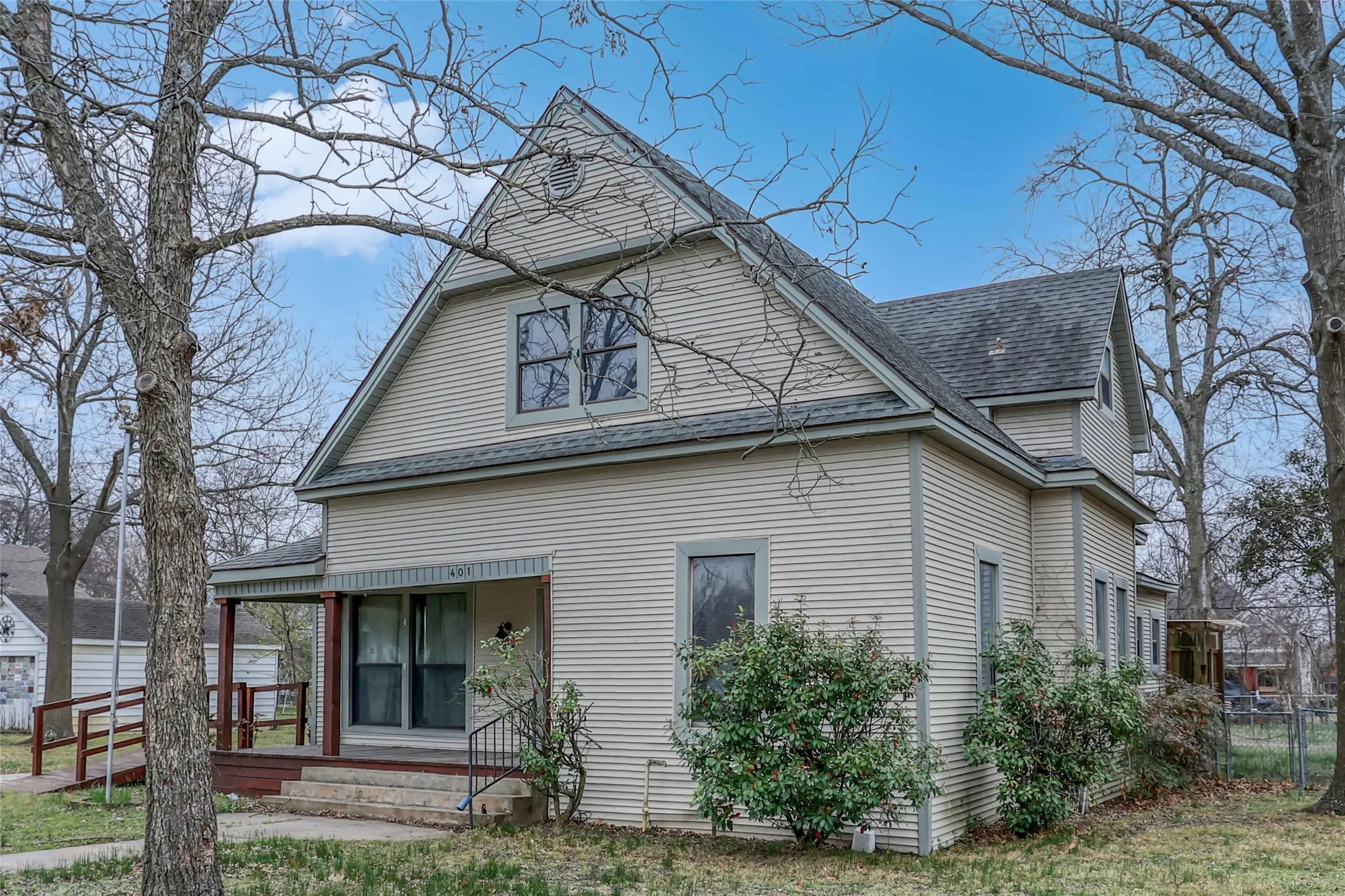 Single Family Residence For Sale in Grayson County , 401 W Maple Street, Whitewright, Texas 75491, 3 Bedroom, 3 Bathroom, 2 Garage spaces, 3,052 Sqft, built in 1900, mls#21199070, Real Estate Agent in Whitewright, Homes For Sale in Grayson county, Homes For Sale in Whitewright, Realtor in Whitewright Texas, Real Estate Brokerage Independent Realty Texas, Luminita Cordes Realtor