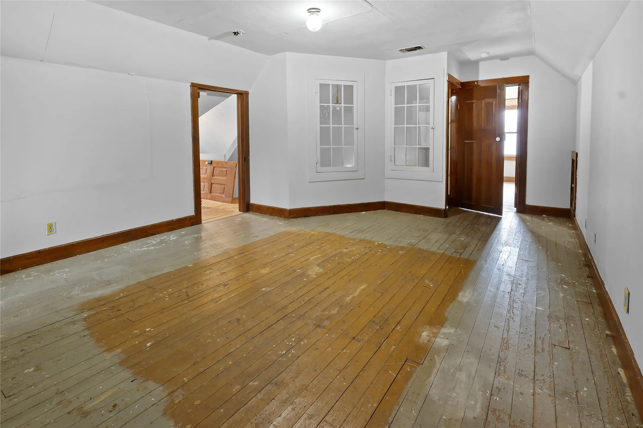 Single Family Residence For Sale in Grayson County , 401 W Maple Street, Whitewright, Texas 75491, 3 Bedroom, 3 Bathroom, 2 Garage spaces, 3,052 Sqft, built in 1900, mls#21199070, Real Estate Agent in Whitewright, Homes For Sale in Grayson county, Homes For Sale in Whitewright, Realtor in Whitewright Texas, Real Estate Brokerage Independent Realty Texas, Luminita Cordes Realtor