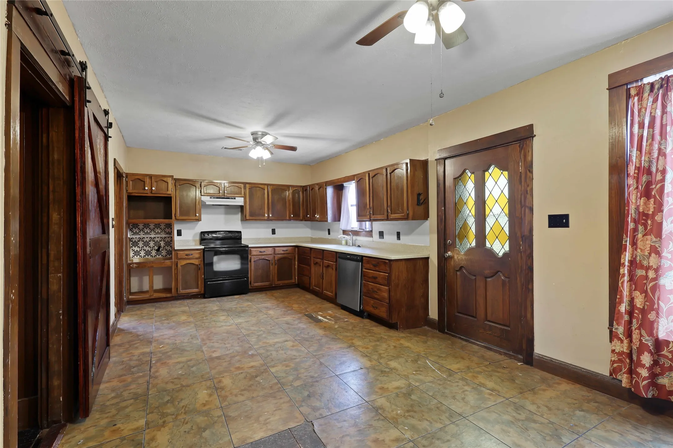 Single Family Residence For Sale in Grayson County , 401 W Maple Street, Whitewright, Texas 75491, 3 Bedroom, 3 Bathroom, 2 Garage spaces, 3,052 Sqft, built in 1900, mls#21199070, Real Estate Agent in Whitewright, Homes For Sale in Grayson county, Homes For Sale in Whitewright, Realtor in Whitewright Texas, Real Estate Brokerage Independent Realty Texas, Luminita Cordes Realtor