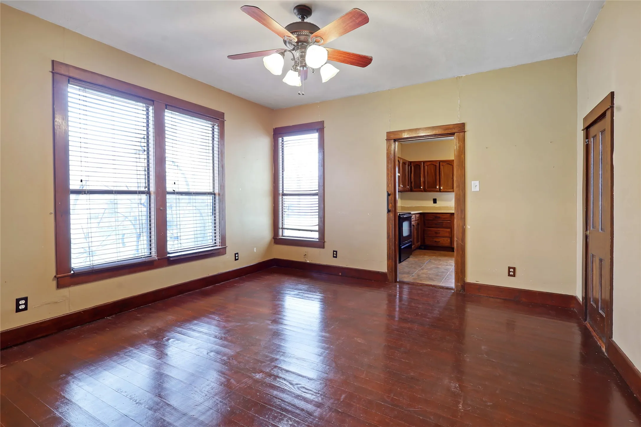 Single Family Residence For Sale in Grayson County , 401 W Maple Street, Whitewright, Texas 75491, 3 Bedroom, 3 Bathroom, 2 Garage spaces, 3,052 Sqft, built in 1900, mls#21199070, Real Estate Agent in Whitewright, Homes For Sale in Grayson county, Homes For Sale in Whitewright, Realtor in Whitewright Texas, Real Estate Brokerage Independent Realty Texas, Luminita Cordes Realtor