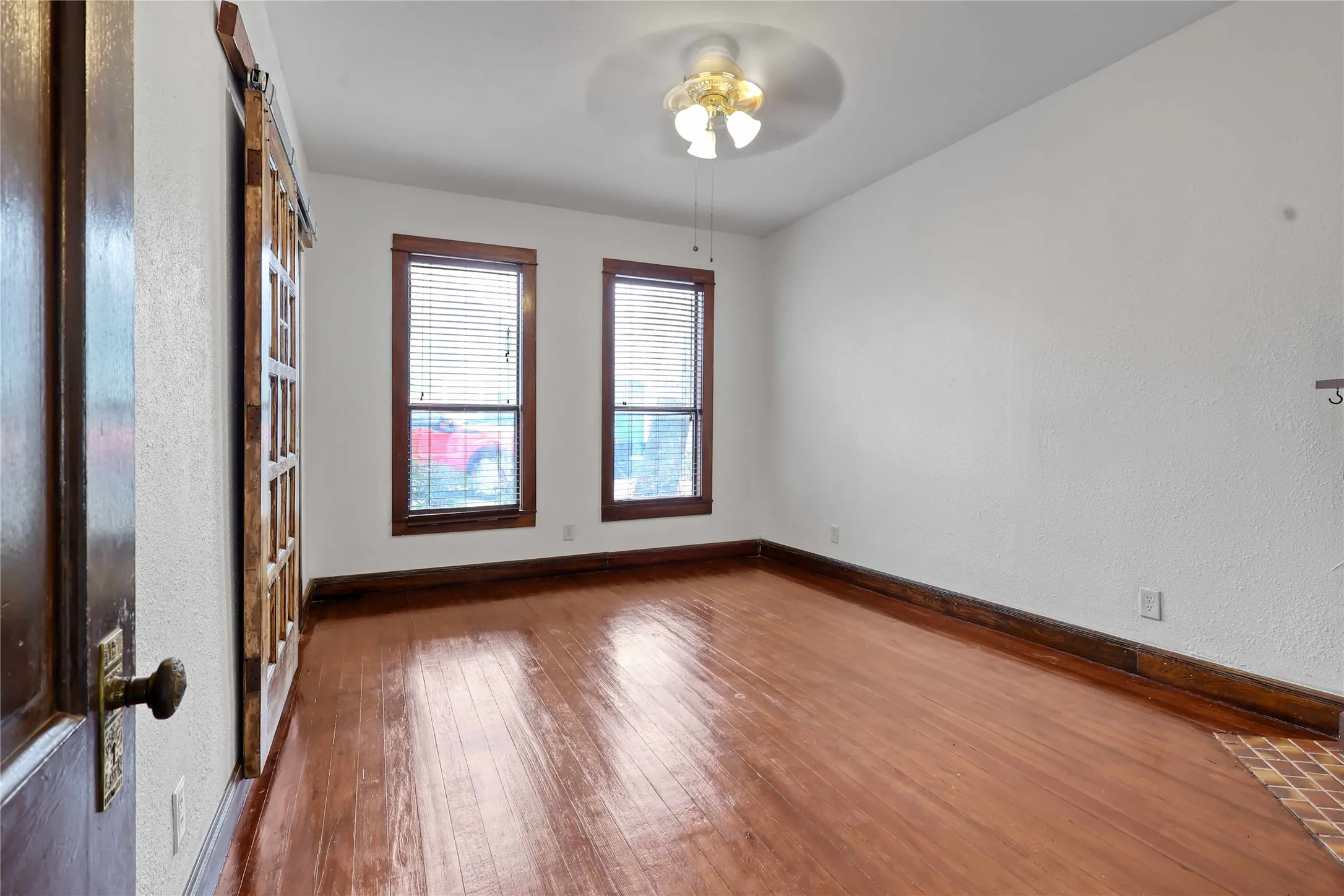 Single Family Residence For Sale in Grayson County , 401 W Maple Street, Whitewright, Texas 75491, 3 Bedroom, 3 Bathroom, 2 Garage spaces, 3,052 Sqft, built in 1900, mls#21199070, Real Estate Agent in Whitewright, Homes For Sale in Grayson county, Homes For Sale in Whitewright, Realtor in Whitewright Texas, Real Estate Brokerage Independent Realty Texas, Luminita Cordes Realtor