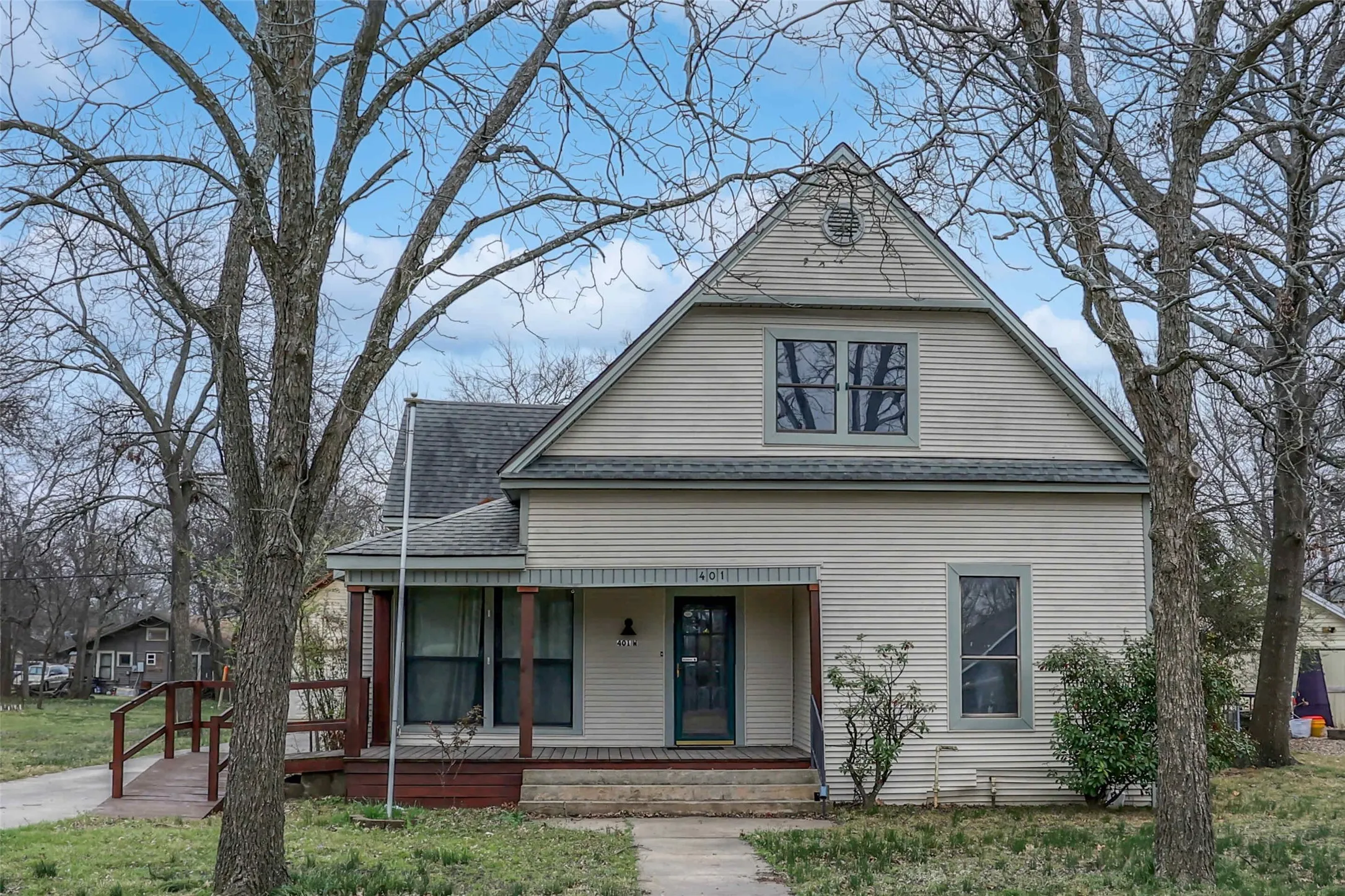 Single Family Residence For Sale in Grayson County , 401 W Maple Street, Whitewright, Texas 75491, 3 Bedroom, 3 Bathroom, 2 Garage spaces, 3,052 Sqft, built in 1900, mls#21199070, Real Estate Agent in Whitewright, Homes For Sale in Grayson county, Homes For Sale in Whitewright, Realtor in Whitewright Texas, Real Estate Brokerage Independent Realty Texas, Luminita Cordes Realtor
