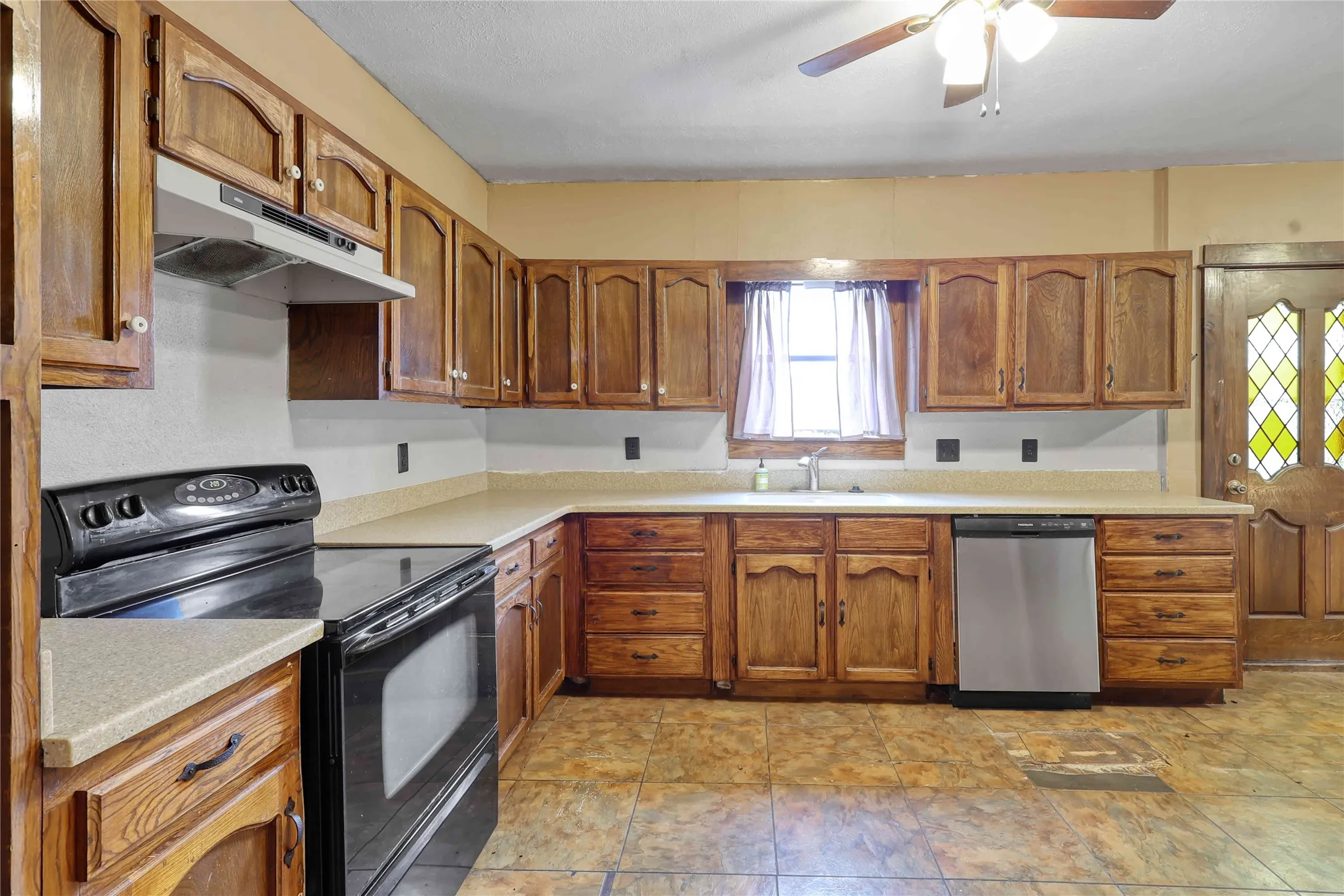 Single Family Residence For Sale in Grayson County , 401 W Maple Street, Whitewright, Texas 75491, 3 Bedroom, 3 Bathroom, 2 Garage spaces, 3,052 Sqft, built in 1900, mls#21199070, Real Estate Agent in Whitewright, Homes For Sale in Grayson county, Homes For Sale in Whitewright, Realtor in Whitewright Texas, Real Estate Brokerage Independent Realty Texas, Luminita Cordes Realtor