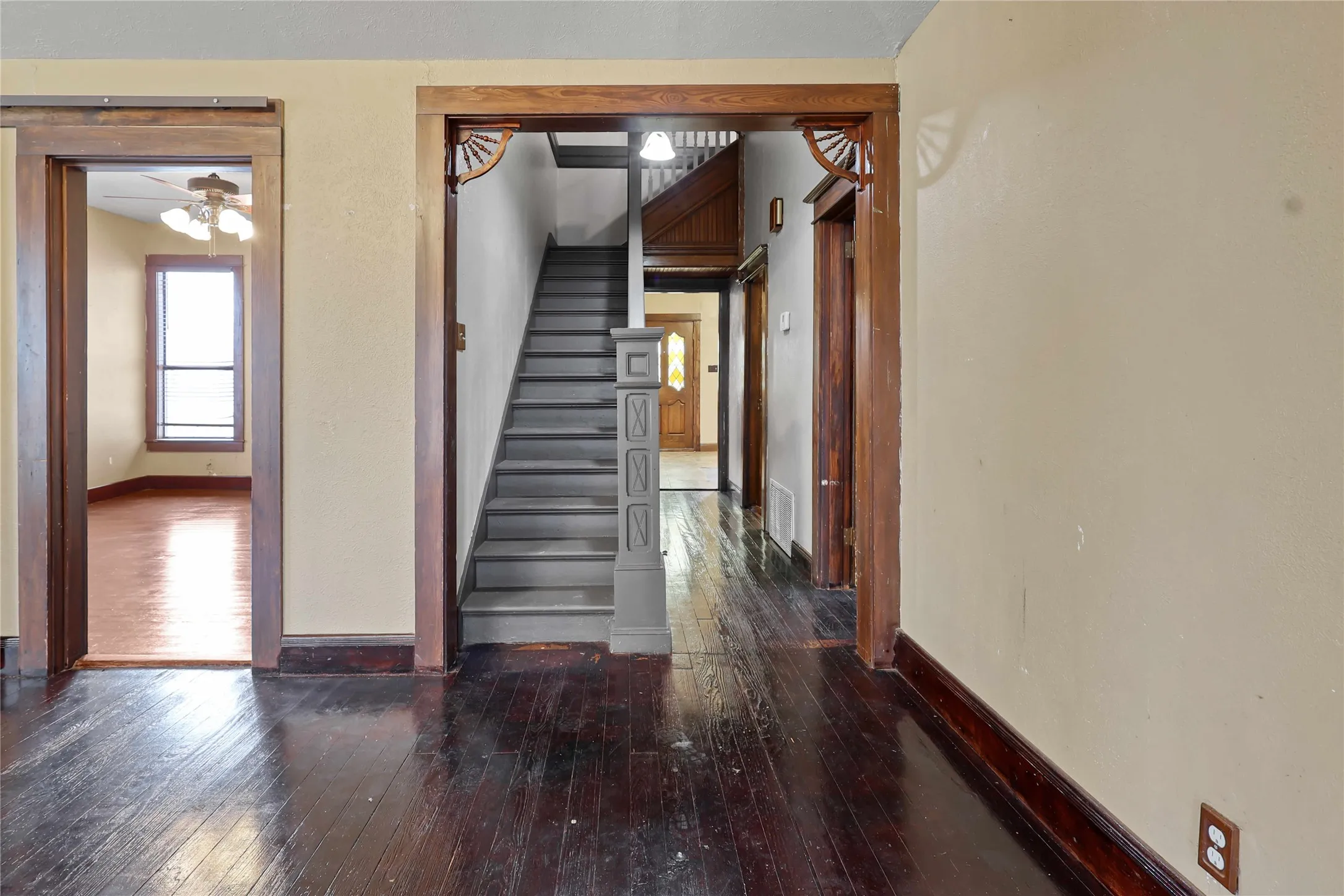 Single Family Residence For Sale in Grayson County , 401 W Maple Street, Whitewright, Texas 75491, 3 Bedroom, 3 Bathroom, 2 Garage spaces, 3,052 Sqft, built in 1900, mls#21199070, Real Estate Agent in Whitewright, Homes For Sale in Grayson county, Homes For Sale in Whitewright, Realtor in Whitewright Texas, Real Estate Brokerage Independent Realty Texas, Luminita Cordes Realtor