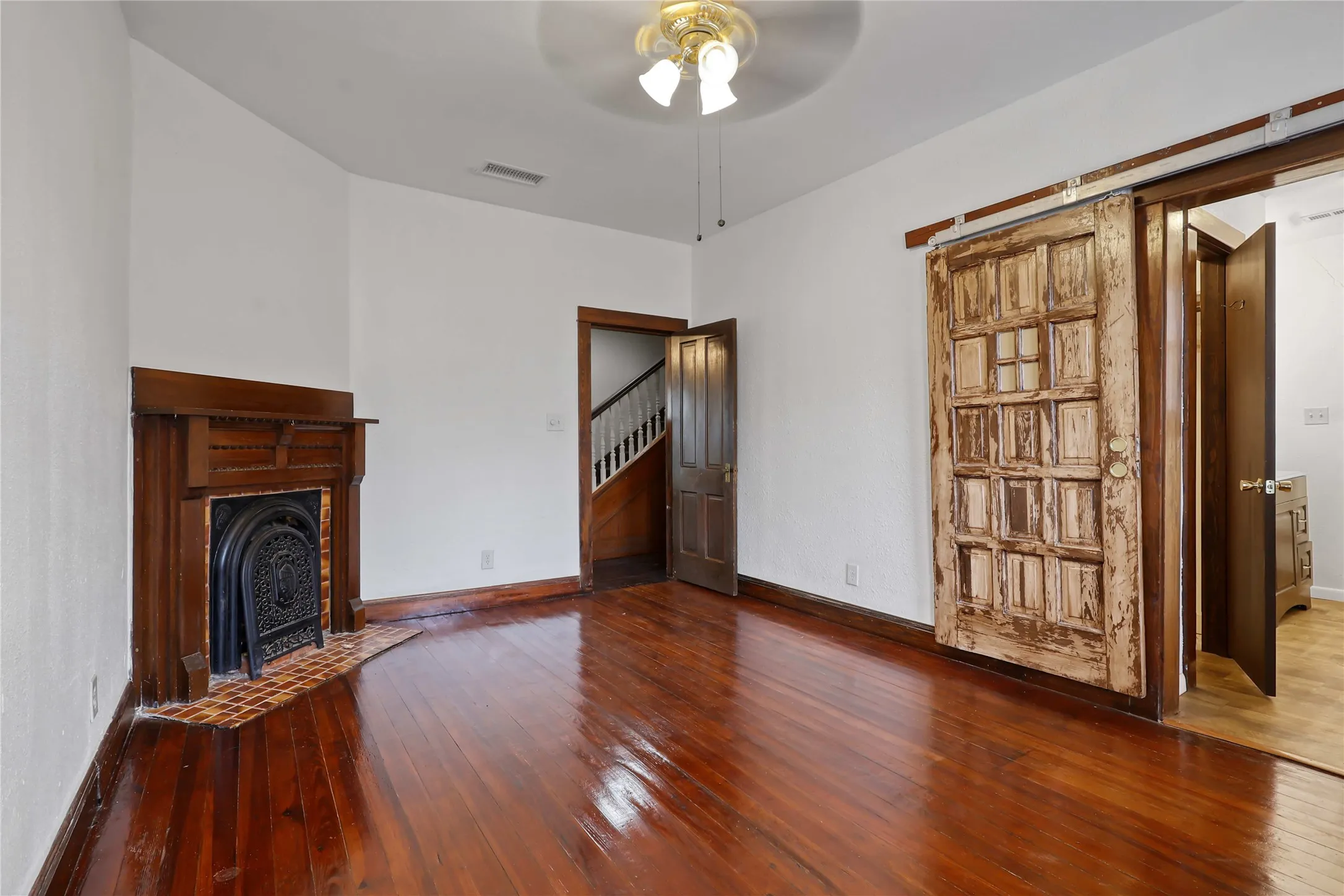 Single Family Residence For Sale in Grayson County , 401 W Maple Street, Whitewright, Texas 75491, 3 Bedroom, 3 Bathroom, 2 Garage spaces, 3,052 Sqft, built in 1900, mls#21199070, Real Estate Agent in Whitewright, Homes For Sale in Grayson county, Homes For Sale in Whitewright, Realtor in Whitewright Texas, Real Estate Brokerage Independent Realty Texas, Luminita Cordes Realtor