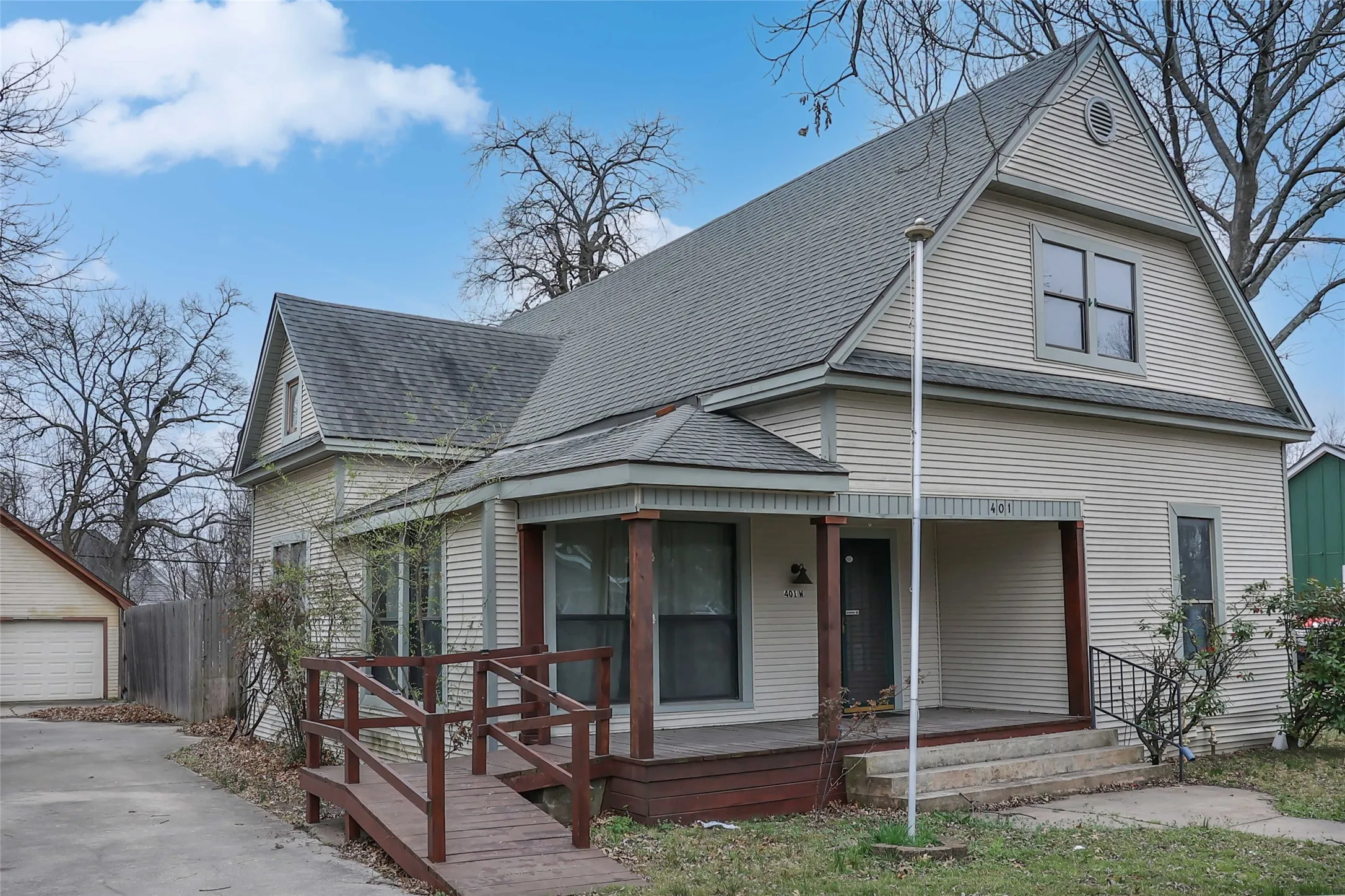 Single Family Residence For Sale in Grayson County , 401 W Maple Street, Whitewright, Texas 75491, 3 Bedroom, 3 Bathroom, 2 Garage spaces, 3,052 Sqft, built in 1900, mls#21199070, Real Estate Agent in Whitewright, Homes For Sale in Grayson county, Homes For Sale in Whitewright, Realtor in Whitewright Texas, Real Estate Brokerage Independent Realty Texas, Luminita Cordes Realtor