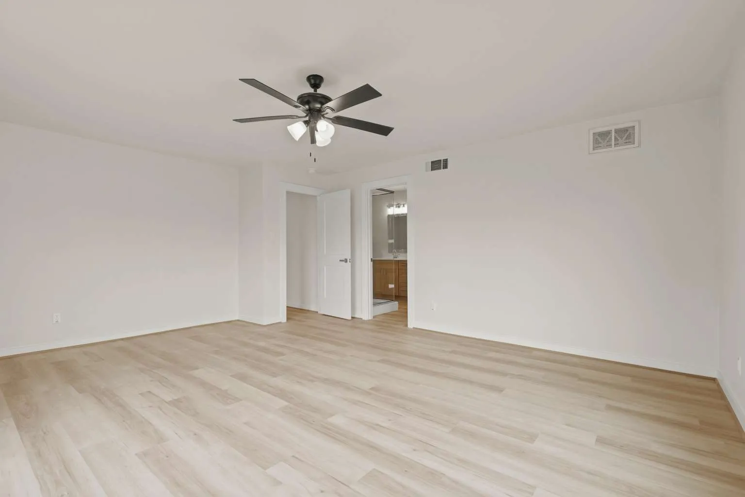 Single Family Residence For Sale in Tarrant County , 2340 Harris Lane, Haltom City, Texas 76117, 3 Bedroom, 2 Bathroom, 2 Garage spaces, 1,886 Sqft, built in 1947, mls#21199085, Real Estate Agent in Haltom City, Homes For Sale in Tarrant county, Homes For Sale in Haltom City, Realtor in Haltom City Texas, Real Estate Brokerage Independent Realty Texas, Luminita Cordes Realtor