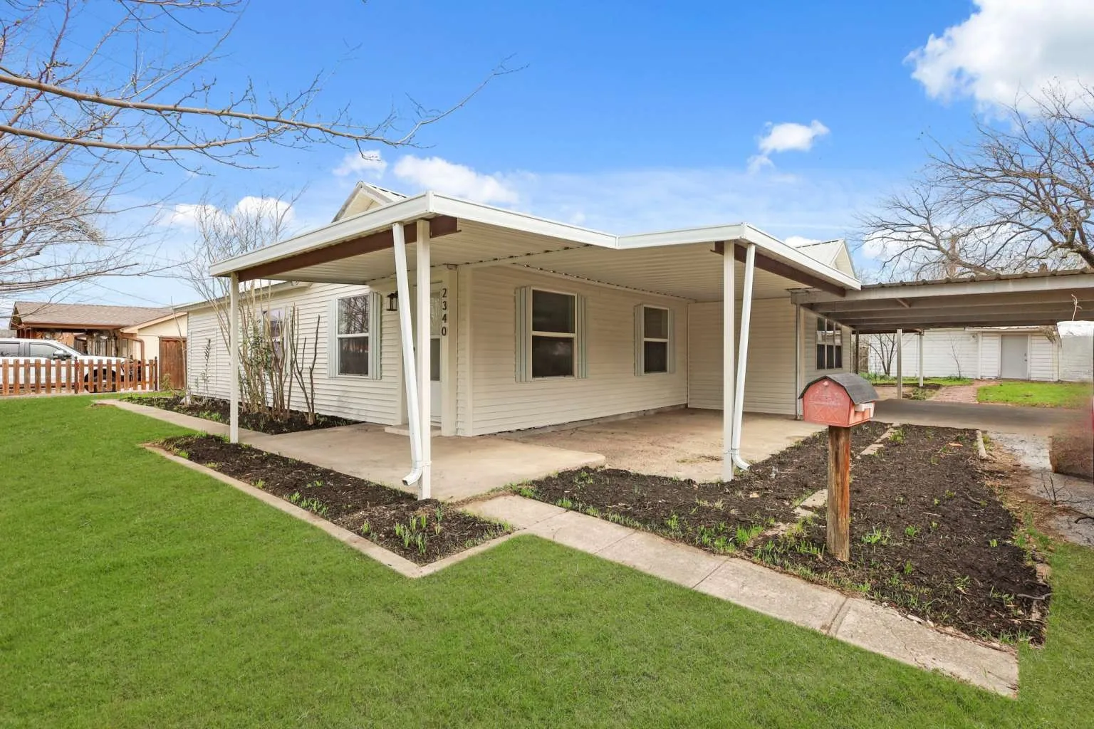 Single Family Residence For Sale in Tarrant County , 2340 Harris Lane, Haltom City, Texas 76117, 3 Bedroom, 2 Bathroom, 2 Garage spaces, 1,886 Sqft, built in 1947, mls#21199085, Real Estate Agent in Haltom City, Homes For Sale in Tarrant county, Homes For Sale in Haltom City, Realtor in Haltom City Texas, Real Estate Brokerage Independent Realty Texas, Luminita Cordes Realtor
