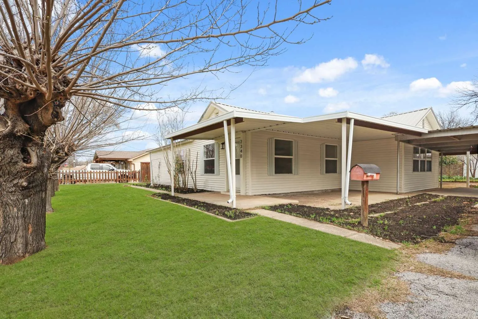 Single Family Residence For Sale in Tarrant County , 2340 Harris Lane, Haltom City, Texas 76117, 3 Bedroom, 2 Bathroom, 2 Garage spaces, 1,886 Sqft, built in 1947, mls#21199085, Real Estate Agent in Haltom City, Homes For Sale in Tarrant county, Homes For Sale in Haltom City, Realtor in Haltom City Texas, Real Estate Brokerage Independent Realty Texas, Luminita Cordes Realtor