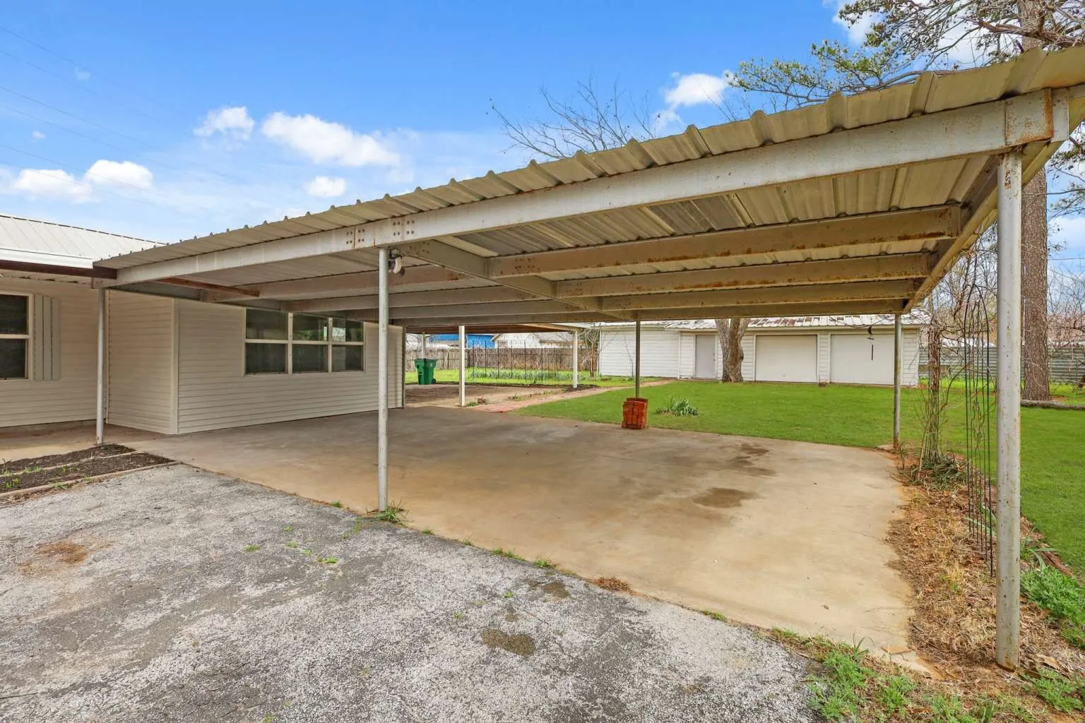 Single Family Residence For Sale in Tarrant County , 2340 Harris Lane, Haltom City, Texas 76117, 3 Bedroom, 2 Bathroom, 2 Garage spaces, 1,886 Sqft, built in 1947, mls#21199085, Real Estate Agent in Haltom City, Homes For Sale in Tarrant county, Homes For Sale in Haltom City, Realtor in Haltom City Texas, Real Estate Brokerage Independent Realty Texas, Luminita Cordes Realtor