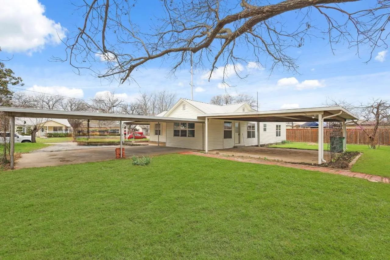 Single Family Residence For Sale in Tarrant County , 2340 Harris Lane, Haltom City, Texas 76117, 3 Bedroom, 2 Bathroom, 2 Garage spaces, 1,886 Sqft, built in 1947, mls#21199085, Real Estate Agent in Haltom City, Homes For Sale in Tarrant county, Homes For Sale in Haltom City, Realtor in Haltom City Texas, Real Estate Brokerage Independent Realty Texas, Luminita Cordes Realtor