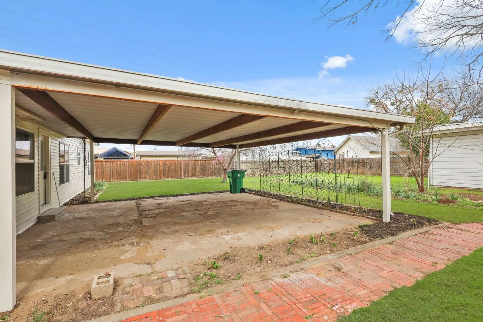 Single Family Residence For Sale in Tarrant County , 2340 Harris Lane, Haltom City, Texas 76117, 3 Bedroom, 2 Bathroom, 2 Garage spaces, 1,886 Sqft, built in 1947, mls#21199085, Real Estate Agent in Haltom City, Homes For Sale in Tarrant county, Homes For Sale in Haltom City, Realtor in Haltom City Texas, Real Estate Brokerage Independent Realty Texas, Luminita Cordes Realtor