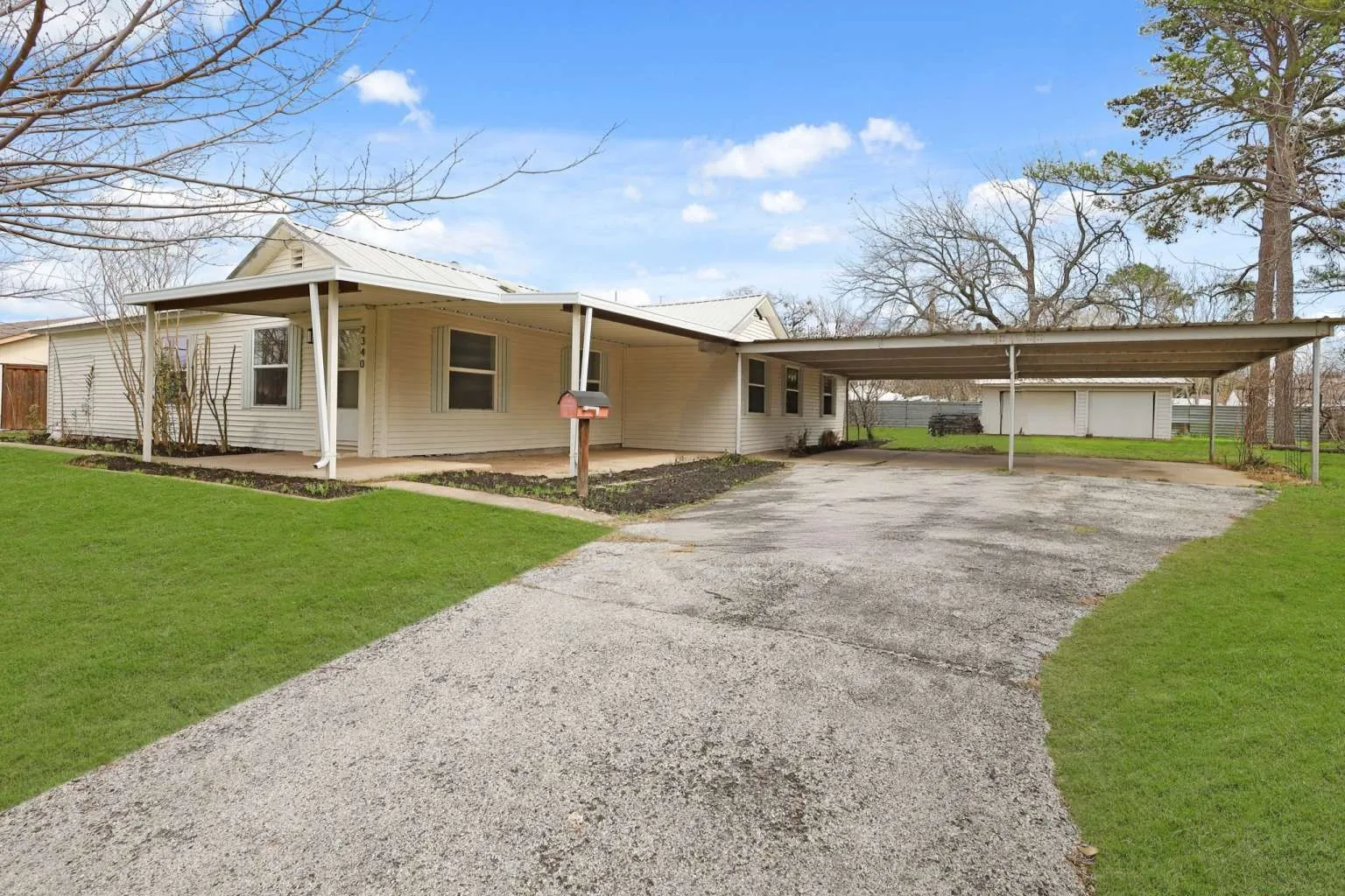 Single Family Residence For Sale in Tarrant County , 2340 Harris Lane, Haltom City, Texas 76117, 3 Bedroom, 2 Bathroom, 2 Garage spaces, 1,886 Sqft, built in 1947, mls#21199085, Real Estate Agent in Haltom City, Homes For Sale in Tarrant county, Homes For Sale in Haltom City, Realtor in Haltom City Texas, Real Estate Brokerage Independent Realty Texas, Luminita Cordes Realtor