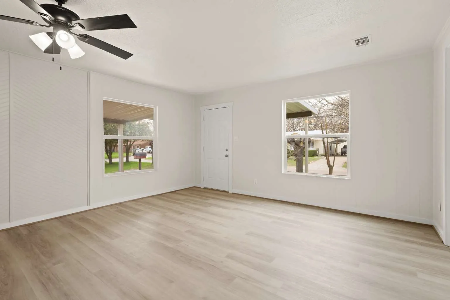 Single Family Residence For Sale in Tarrant County , 2340 Harris Lane, Haltom City, Texas 76117, 3 Bedroom, 2 Bathroom, 2 Garage spaces, 1,886 Sqft, built in 1947, mls#21199085, Real Estate Agent in Haltom City, Homes For Sale in Tarrant county, Homes For Sale in Haltom City, Realtor in Haltom City Texas, Real Estate Brokerage Independent Realty Texas, Luminita Cordes Realtor