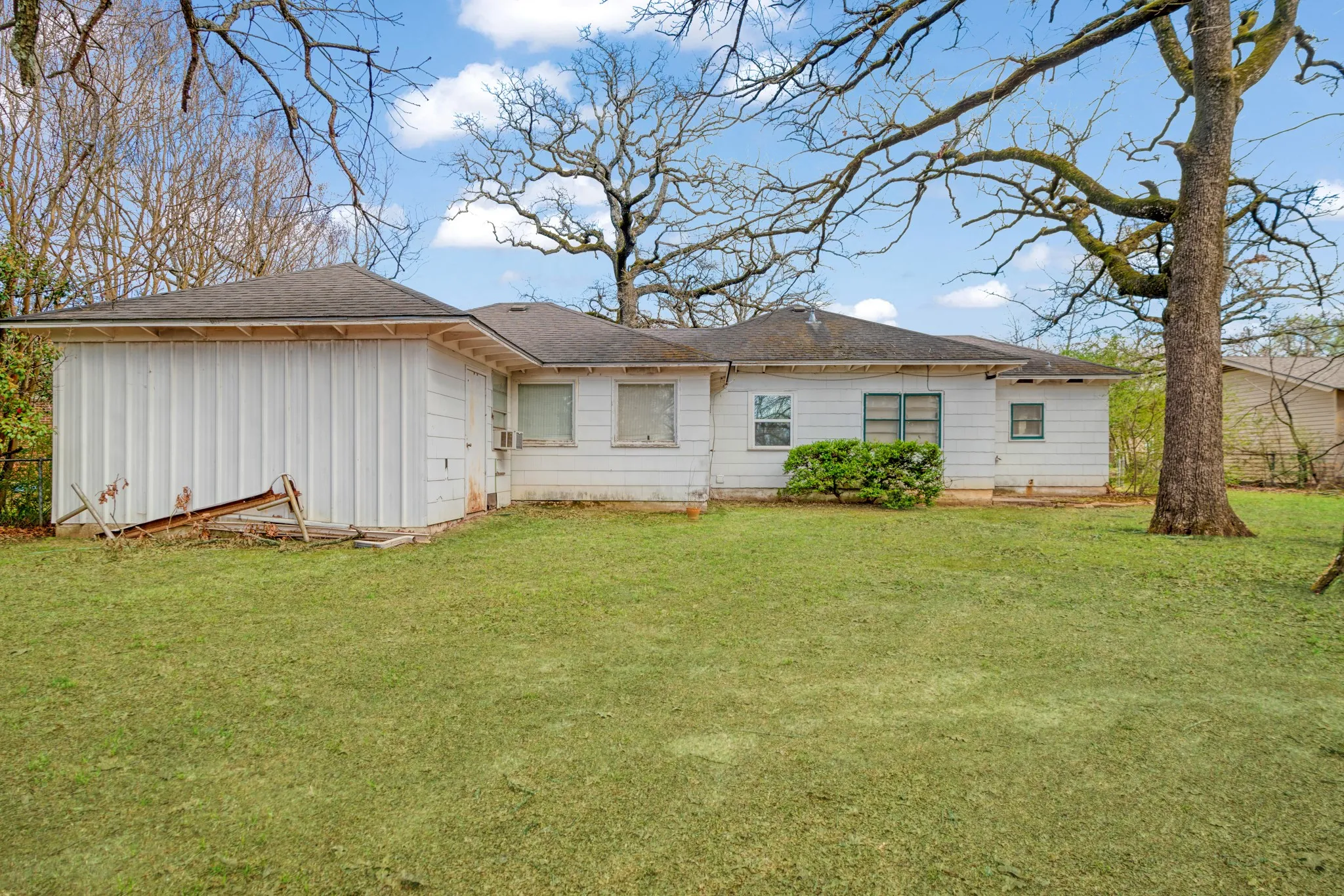 Single Family Residence For Sale in Lamar County , 149 30th Street NW, Paris, Texas 75460, 3 Bedroom, 1 Bathroom, 1 Garage spaces, 1,008 Sqft, built in 1965, mls#21199072, Real Estate Agent in Paris, Homes For Sale in Lamar county, Homes For Sale in Paris, Realtor in Paris Texas, Real Estate Brokerage Independent Realty Texas, Luminita Cordes Realtor