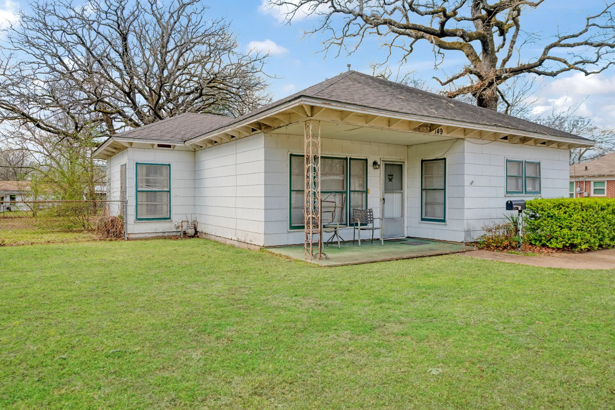 Single Family Residence For Sale in Lamar County , 149 30th Street NW, Paris, Texas 75460, 3 Bedroom, 1 Bathroom, 1 Garage spaces, 1,008 Sqft, built in 1965, mls#21199072, Real Estate Agent in Paris, Homes For Sale in Lamar county, Homes For Sale in Paris, Realtor in Paris Texas, Real Estate Brokerage Independent Realty Texas, Luminita Cordes Realtor