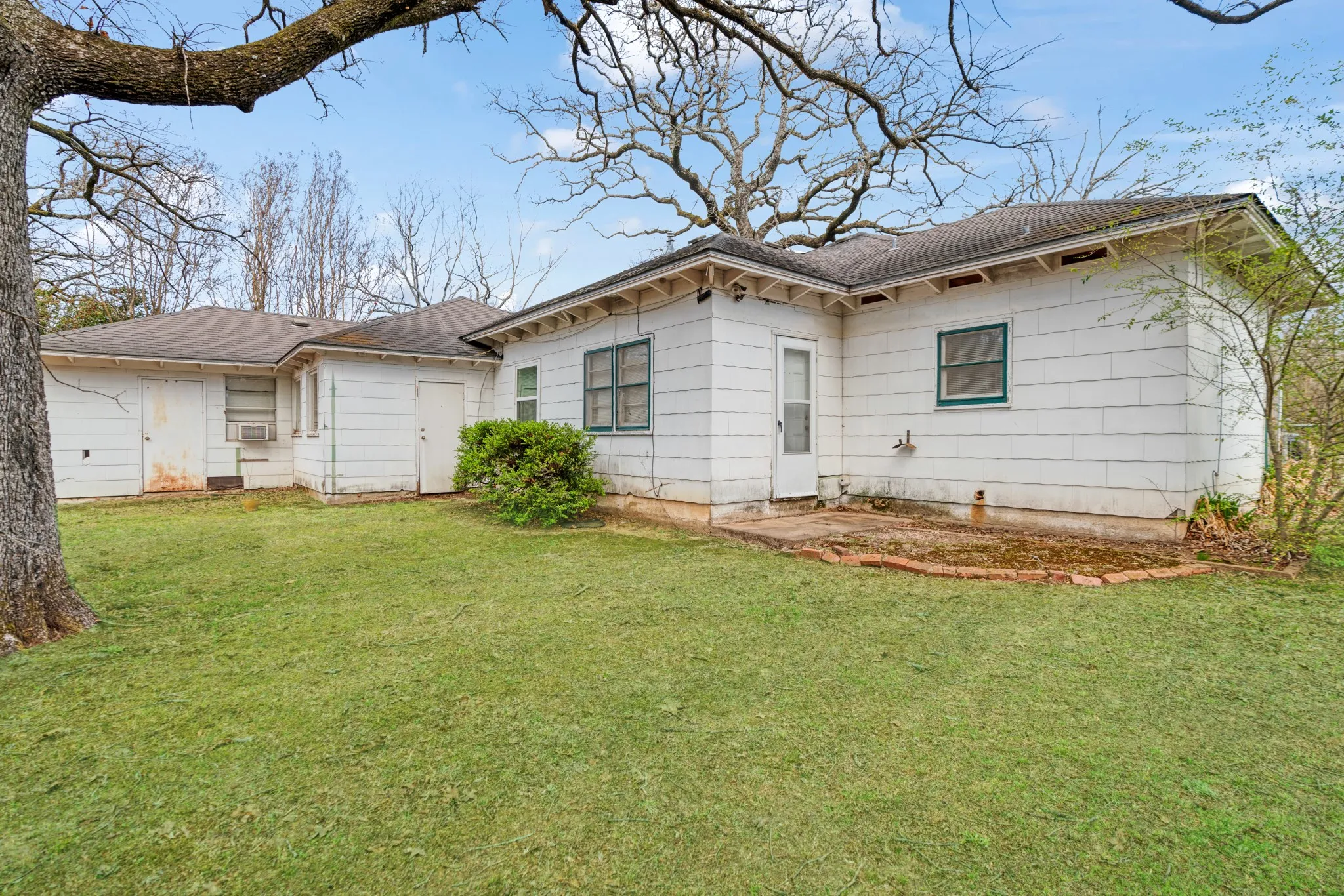 Single Family Residence For Sale in Lamar County , 149 30th Street NW, Paris, Texas 75460, 3 Bedroom, 1 Bathroom, 1 Garage spaces, 1,008 Sqft, built in 1965, mls#21199072, Real Estate Agent in Paris, Homes For Sale in Lamar county, Homes For Sale in Paris, Realtor in Paris Texas, Real Estate Brokerage Independent Realty Texas, Luminita Cordes Realtor
