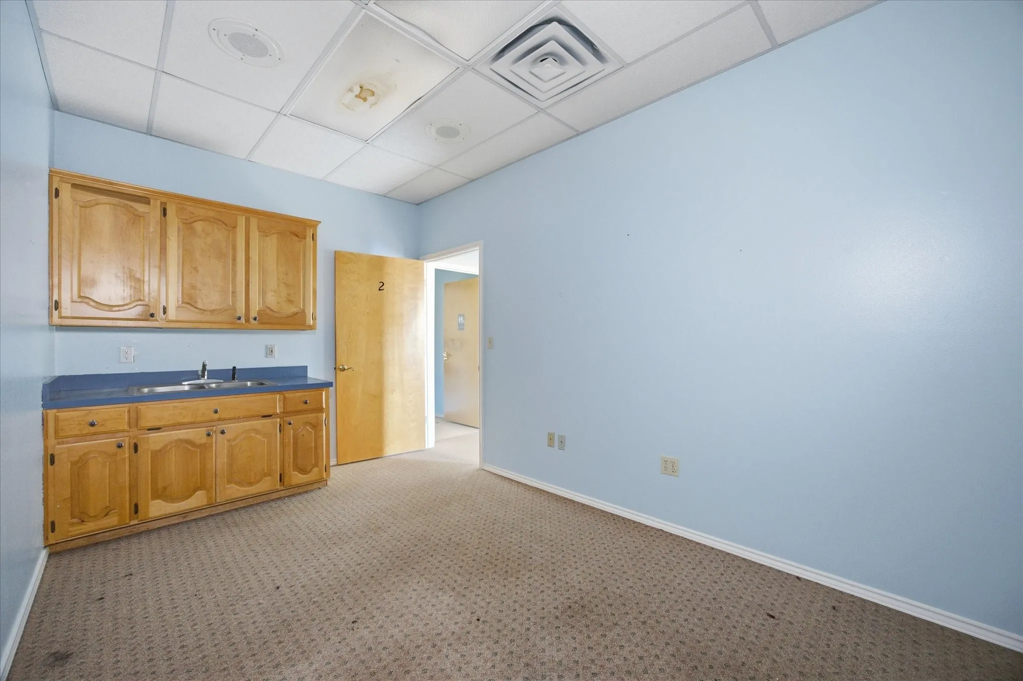 Kitchen-breakroom area