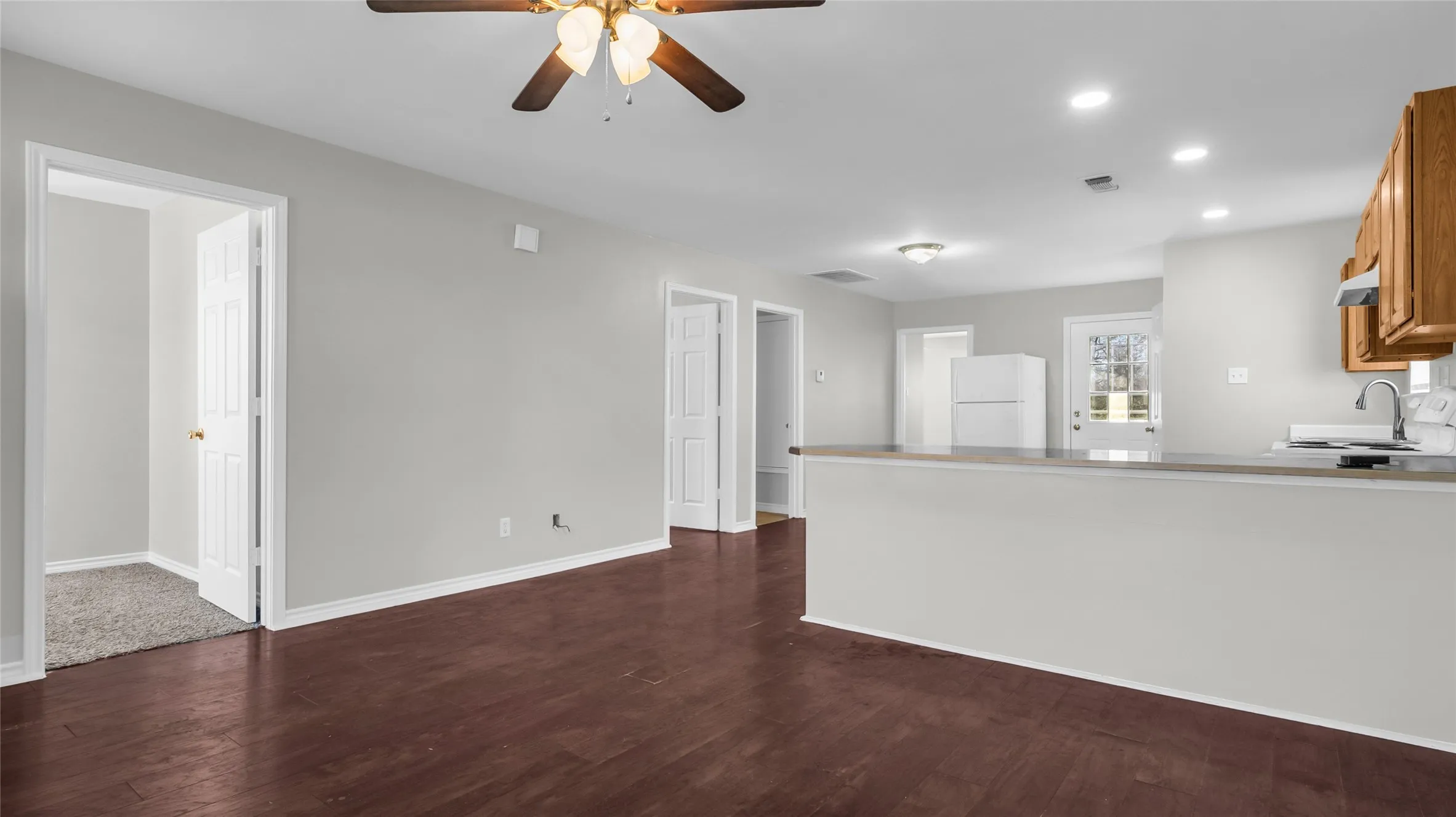 Single Family Residence For Rent in Grayson County , 1602 W Elm Street, Denison, Texas 75020, 3 Bedroom, 2 Bathroom, Garage spaces, 1,141 Sqft, built in 2003, Preowned, mls#21198907, Real Estate Agent in Denison, Homes For Rent in Grayson county, Homes For Rent in Denison, Realtor in Denison Texas, Real Estate Brokerage Independent Realty Texas, Luminita Cordes Realtor