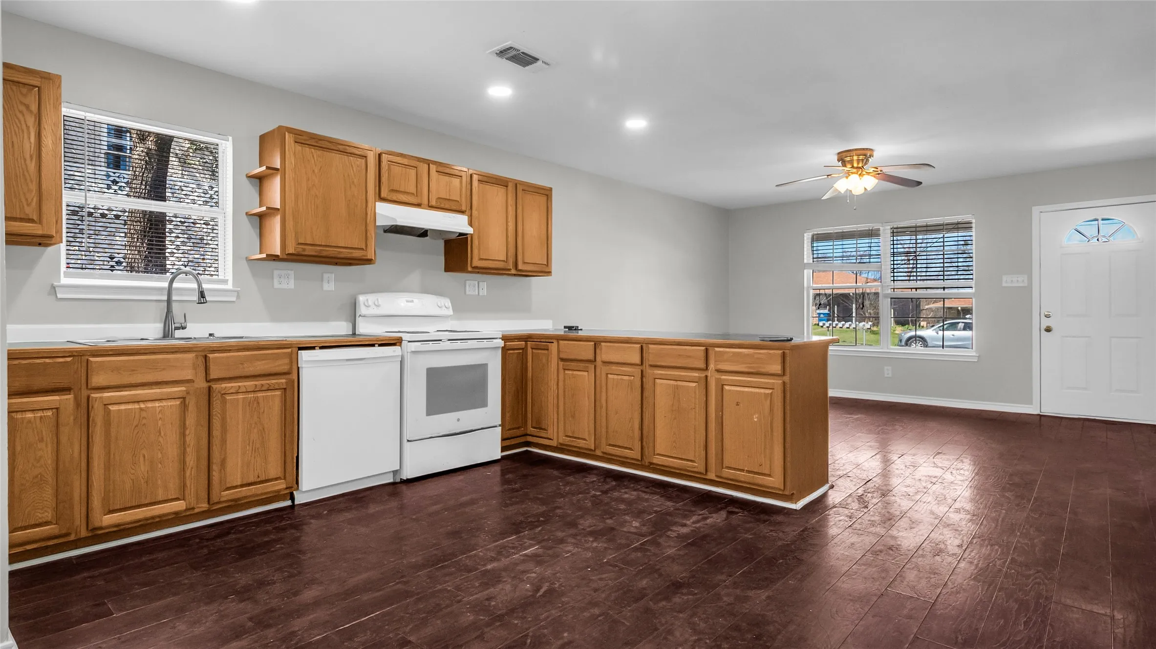 Single Family Residence For Rent in Grayson County , 1602 W Elm Street, Denison, Texas 75020, 3 Bedroom, 2 Bathroom, Garage spaces, 1,141 Sqft, built in 2003, Preowned, mls#21198907, Real Estate Agent in Denison, Homes For Rent in Grayson county, Homes For Rent in Denison, Realtor in Denison Texas, Real Estate Brokerage Independent Realty Texas, Luminita Cordes Realtor
