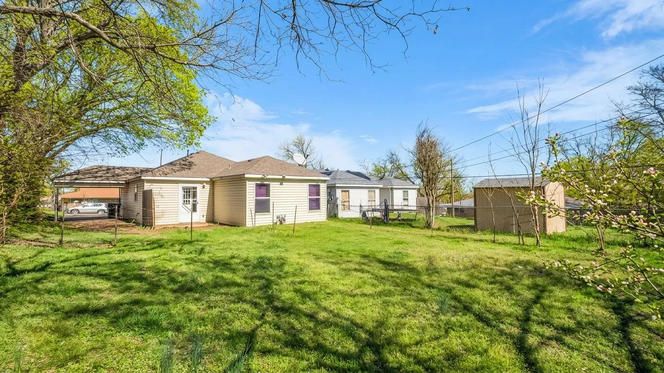Single Family Residence For Rent in Grayson County , 1602 W Elm Street, Denison, Texas 75020, 3 Bedroom, 2 Bathroom, Garage spaces, 1,141 Sqft, built in 2003, Preowned, mls#21198907, Real Estate Agent in Denison, Homes For Rent in Grayson county, Homes For Rent in Denison, Realtor in Denison Texas, Real Estate Brokerage Independent Realty Texas, Luminita Cordes Realtor