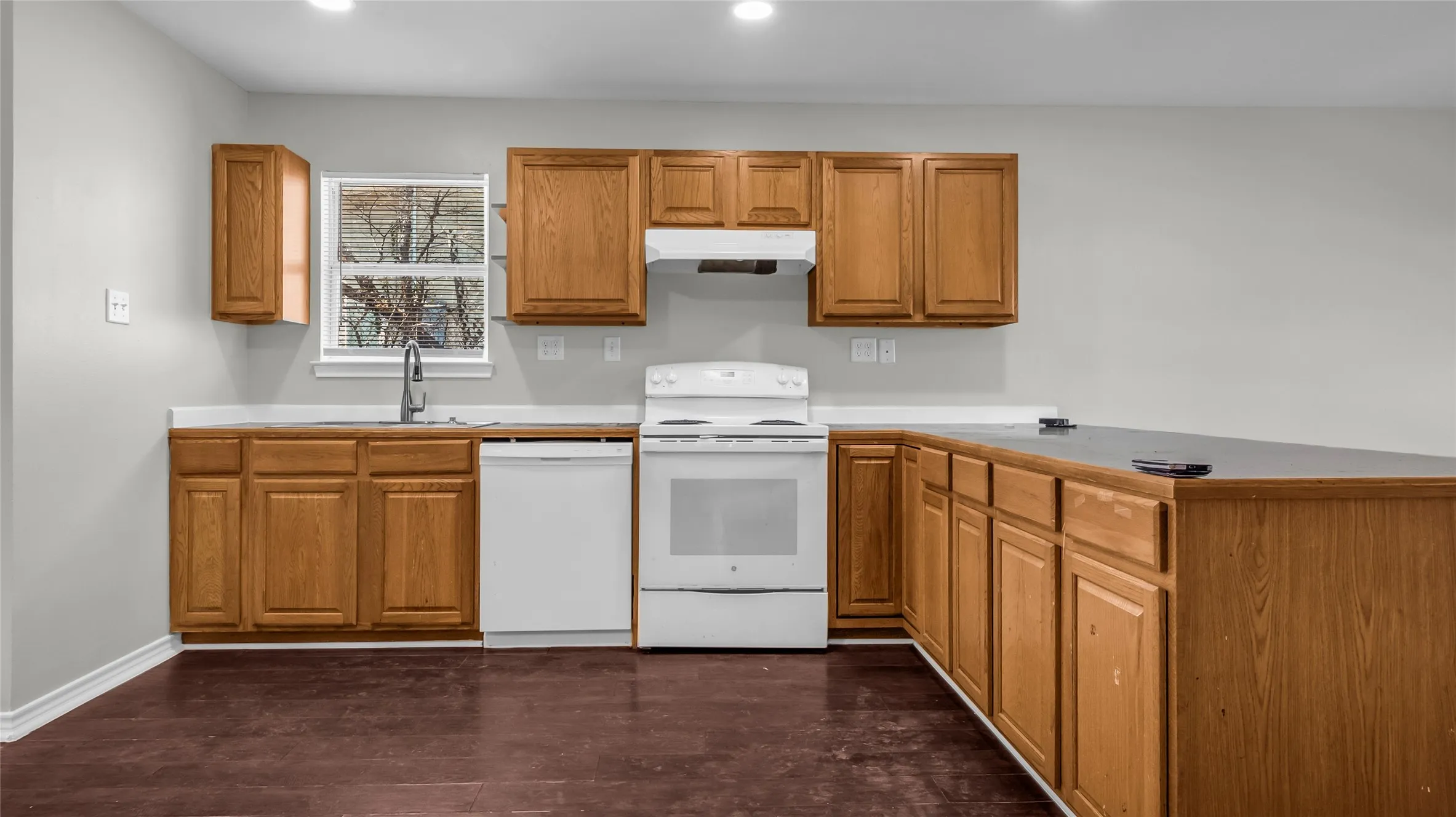 Single Family Residence For Rent in Grayson County , 1602 W Elm Street, Denison, Texas 75020, 3 Bedroom, 2 Bathroom, Garage spaces, 1,141 Sqft, built in 2003, Preowned, mls#21198907, Real Estate Agent in Denison, Homes For Rent in Grayson county, Homes For Rent in Denison, Realtor in Denison Texas, Real Estate Brokerage Independent Realty Texas, Luminita Cordes Realtor