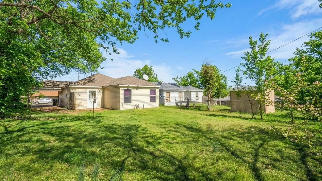 Single Family Residence For Rent in Grayson County , 1602 W Elm Street, Denison, Texas 75020, 3 Bedroom, 2 Bathroom, Garage spaces, 1,141 Sqft, built in 2003, Preowned, mls#21198907, Real Estate Agent in Denison, Homes For Rent in Grayson county, Homes For Rent in Denison, Realtor in Denison Texas, Real Estate Brokerage Independent Realty Texas, Luminita Cordes Realtor
