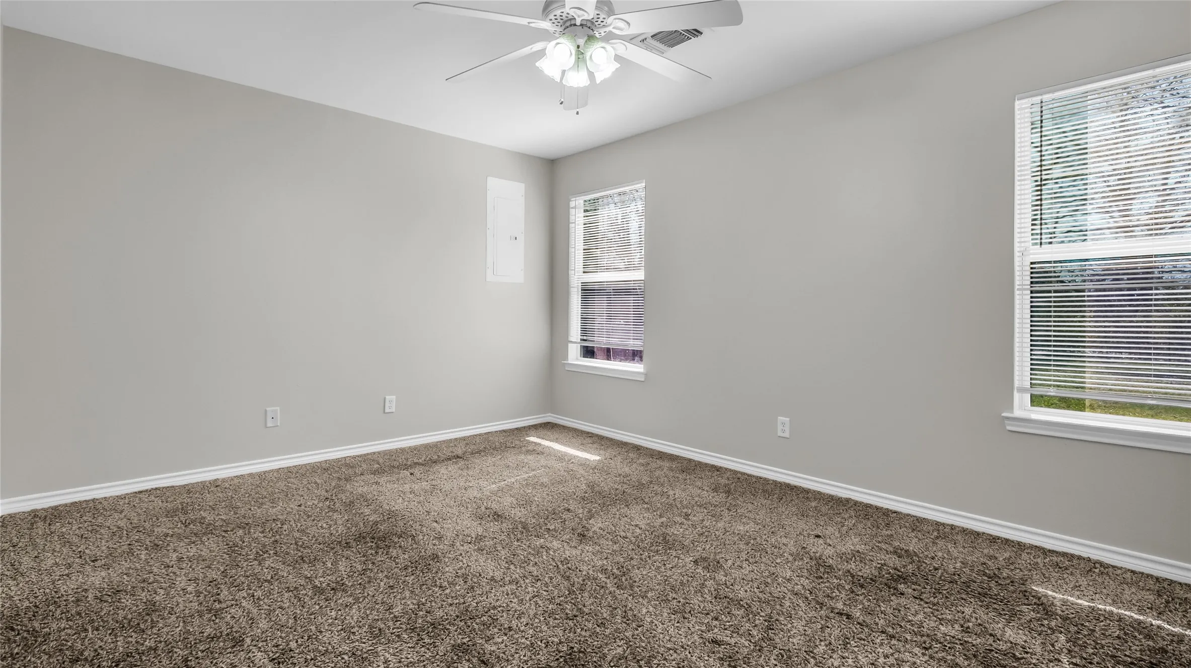 Single Family Residence For Rent in Grayson County , 1602 W Elm Street, Denison, Texas 75020, 3 Bedroom, 2 Bathroom, Garage spaces, 1,141 Sqft, built in 2003, Preowned, mls#21198907, Real Estate Agent in Denison, Homes For Rent in Grayson county, Homes For Rent in Denison, Realtor in Denison Texas, Real Estate Brokerage Independent Realty Texas, Luminita Cordes Realtor